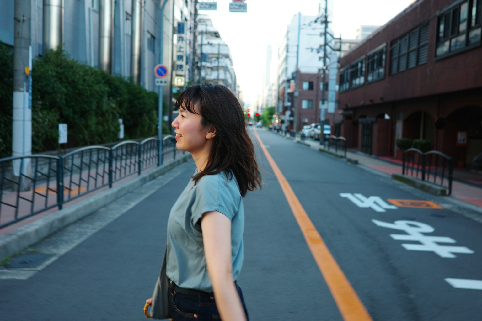 女性が街中で楽しそうに歩いているシーン