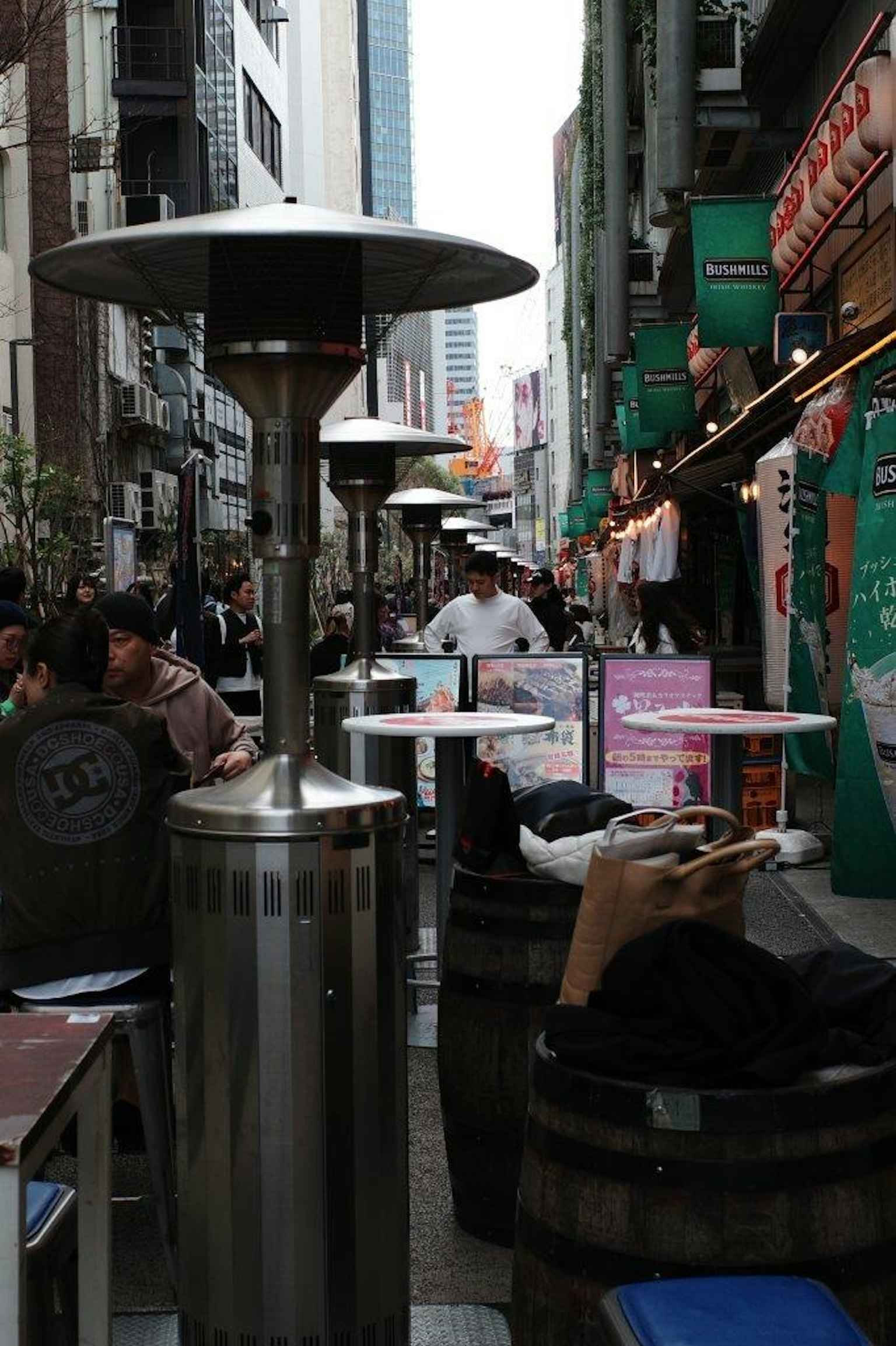 热闹的街道，有户外餐桌和露台加热器