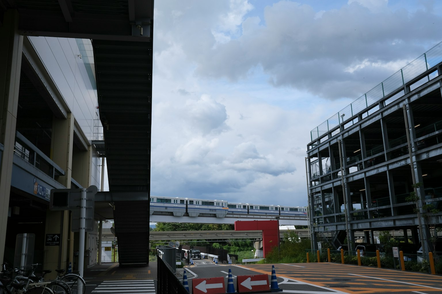 Pemandangan perkotaan dengan langit mendung dan kereta yang terlihat