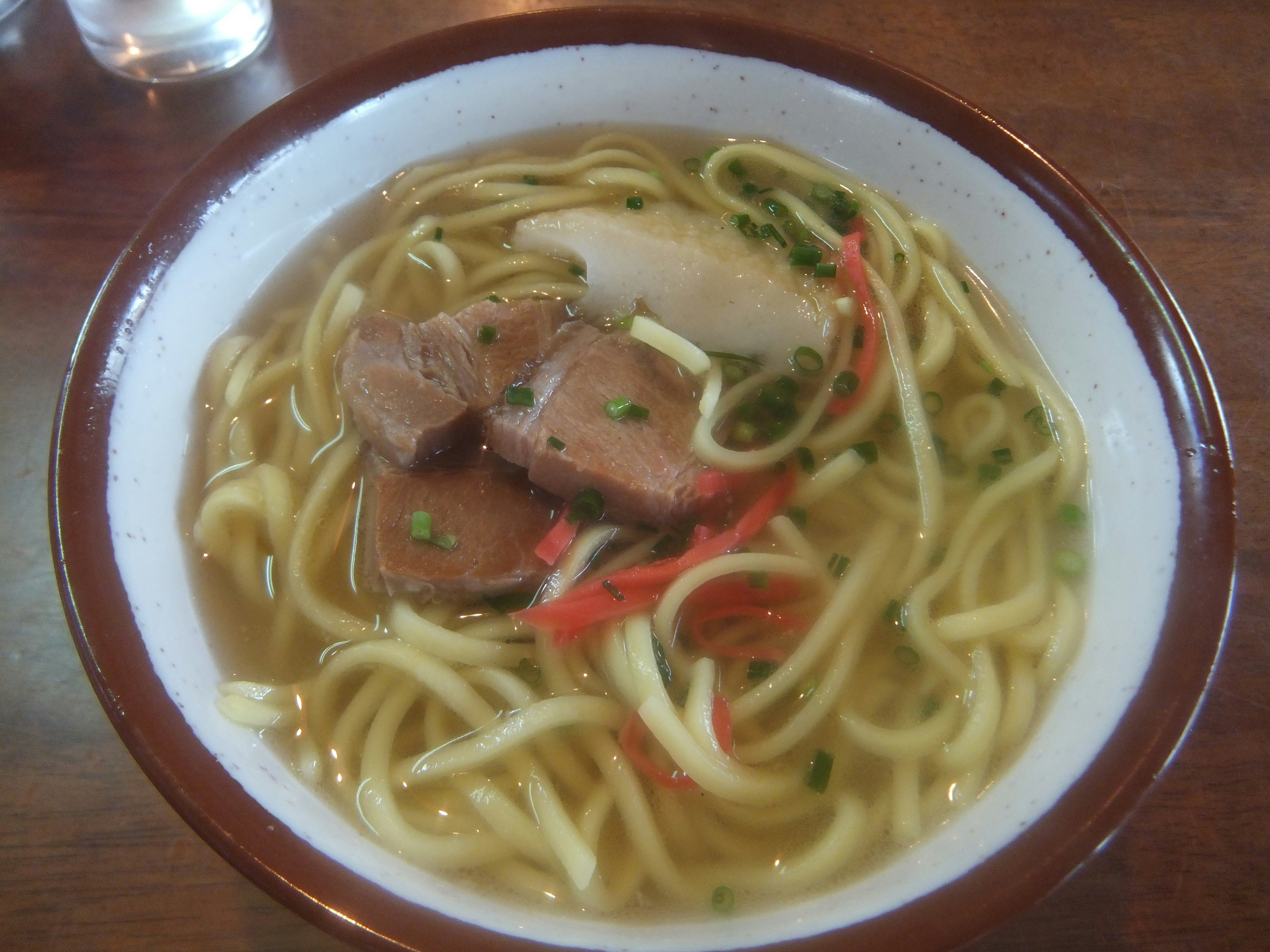 bol de soupe de nouilles avec viande et légumes