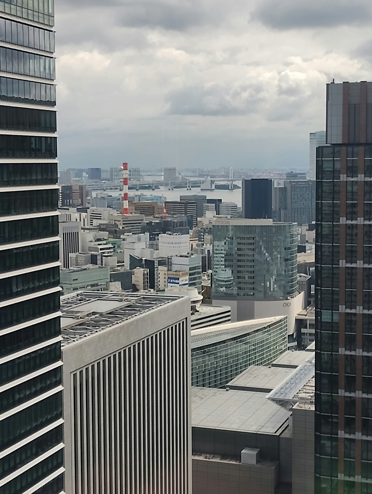 Stadtansicht mit Wolkenkratzern und bewölktem Himmel
