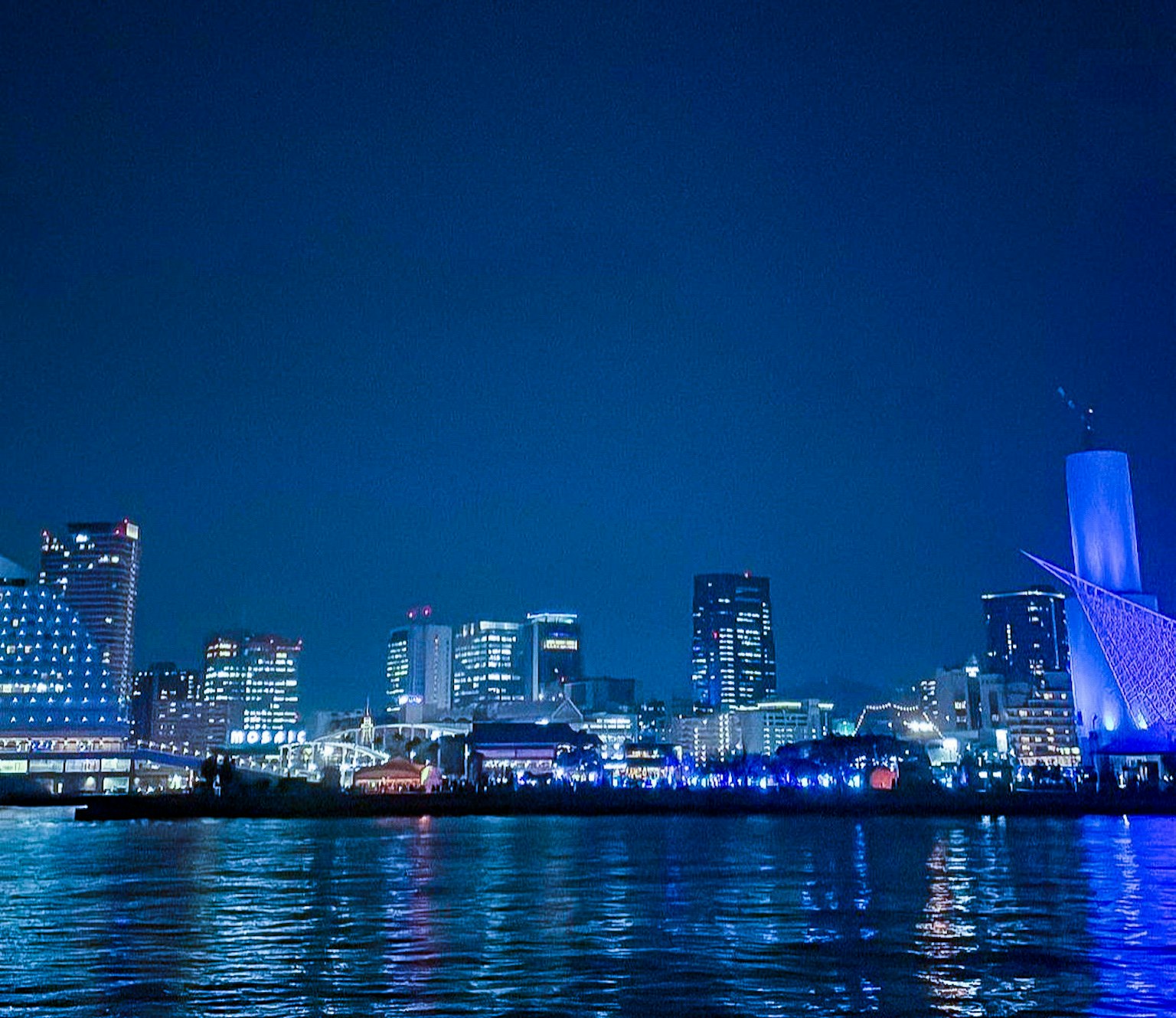 Magnifique skyline nocturne de Yokohama avec un éclairage bleu