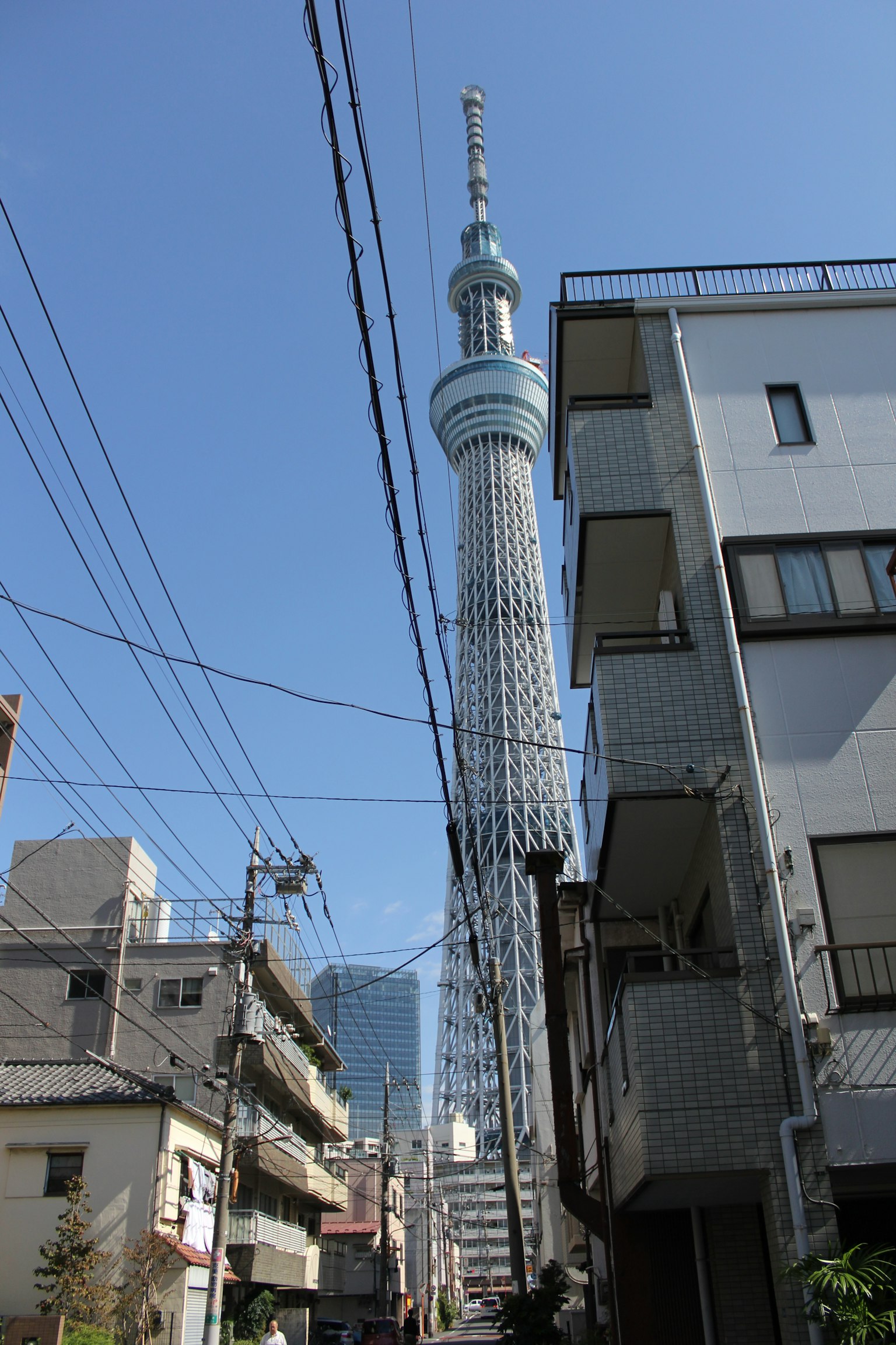 Gambar Tokyo Skytree dikelilingi gedung-gedung perkotaan