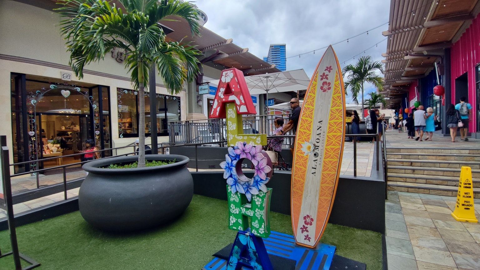 Bunte Surfbrett und dekorative Skulptur in einem Außenbereich