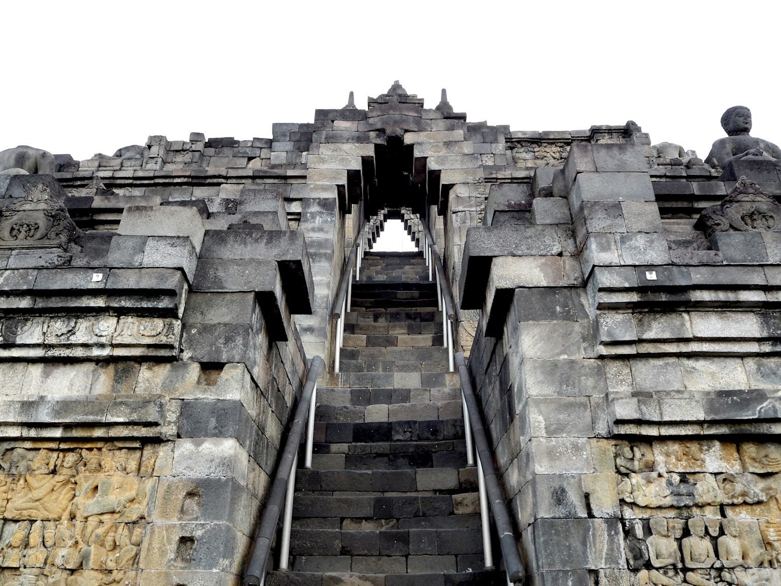 Eingang eines alten Steintempels mit Treppen und Bogen