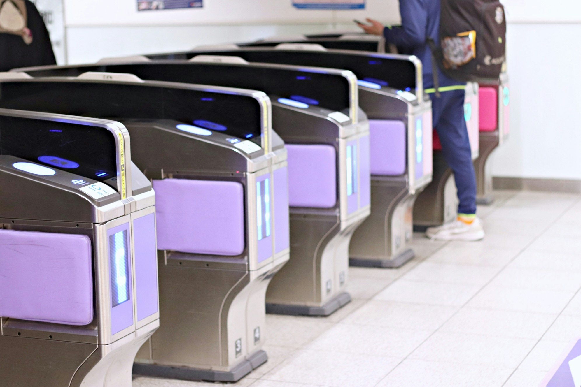車站入口附近排隊的自動閘機