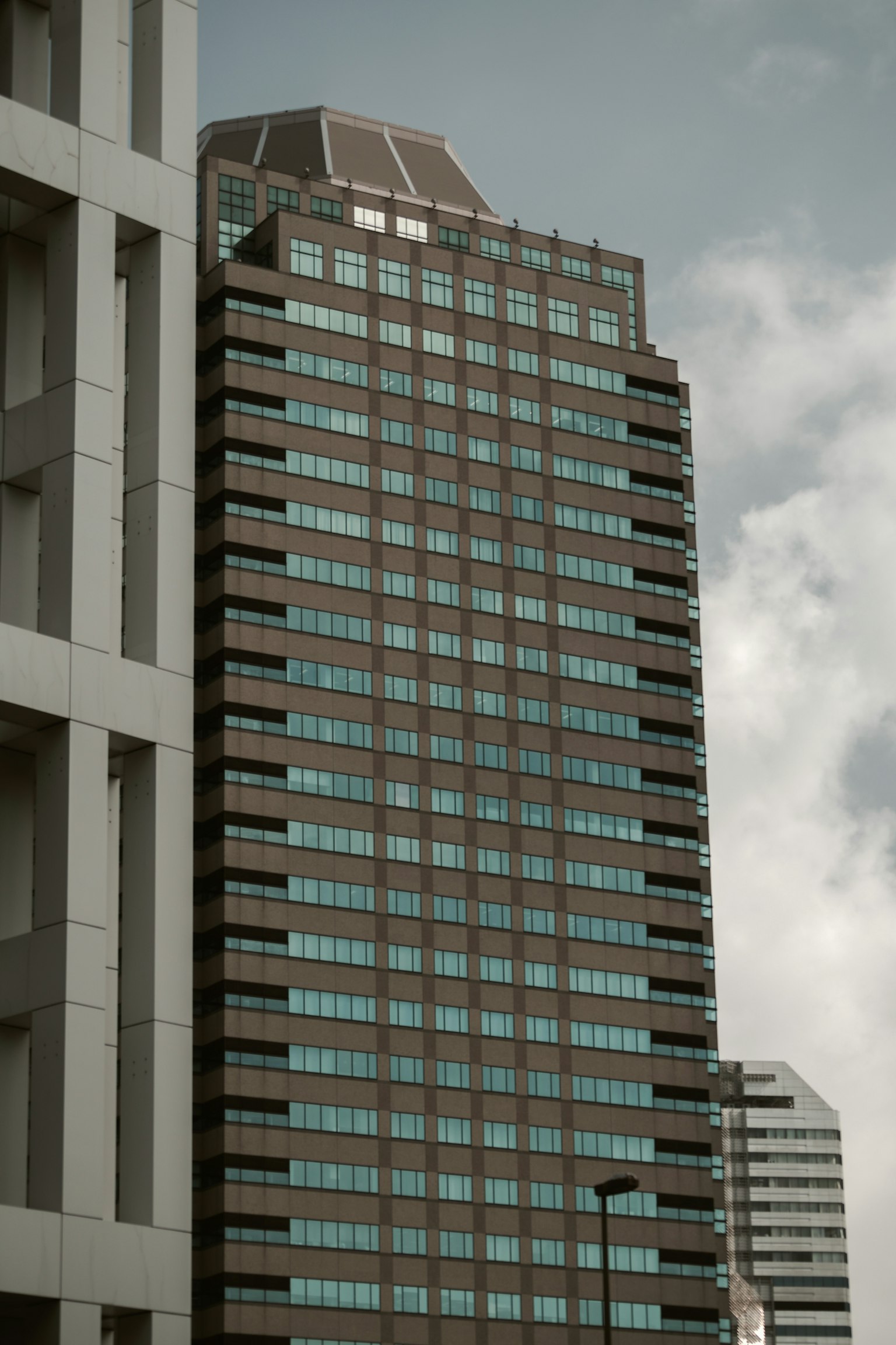 Fasad gedung tinggi dengan jendela kaca