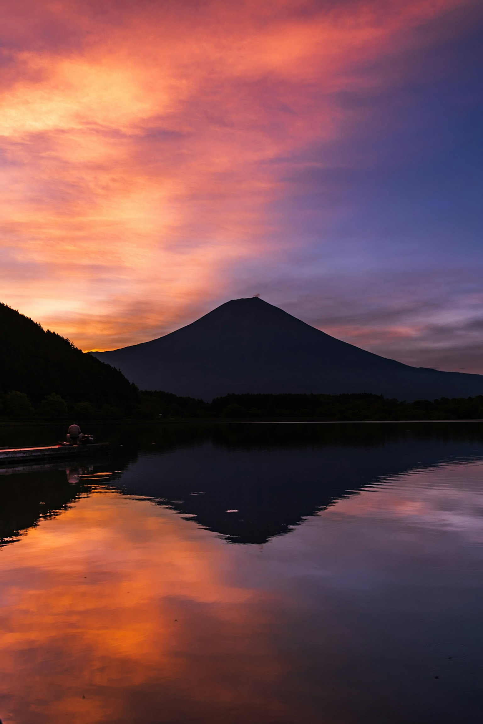 Pemandangan matahari terbenam yang indah di atas danau dengan Gunung Fuji di latar belakang