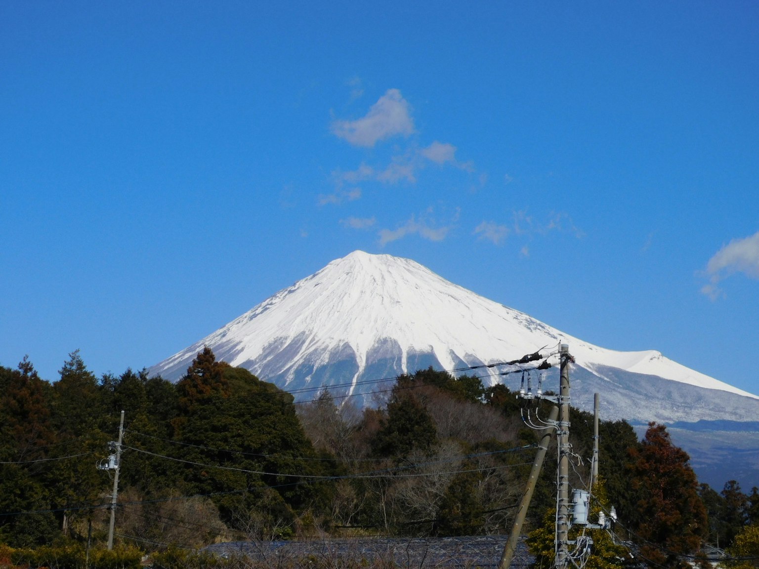 雪覆盖的富士山与晴朗的蓝天的美丽景色