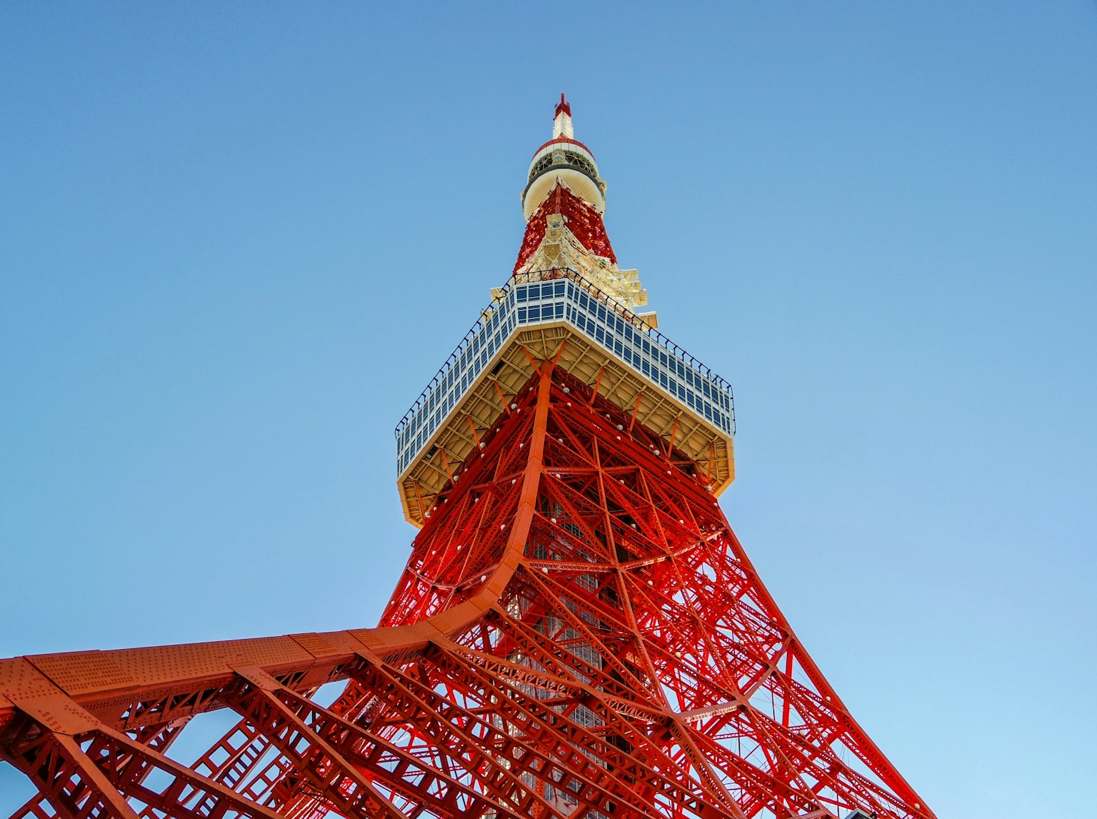 Blick auf die Spitze des Tokyo Tower nach oben Rote Struktur vor blauem Himmel