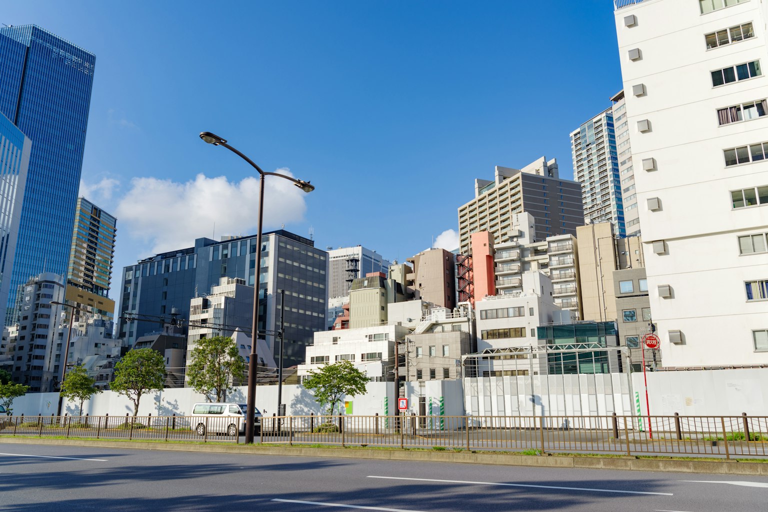 고층 및 저층 건물이 혼합된 도시 풍경