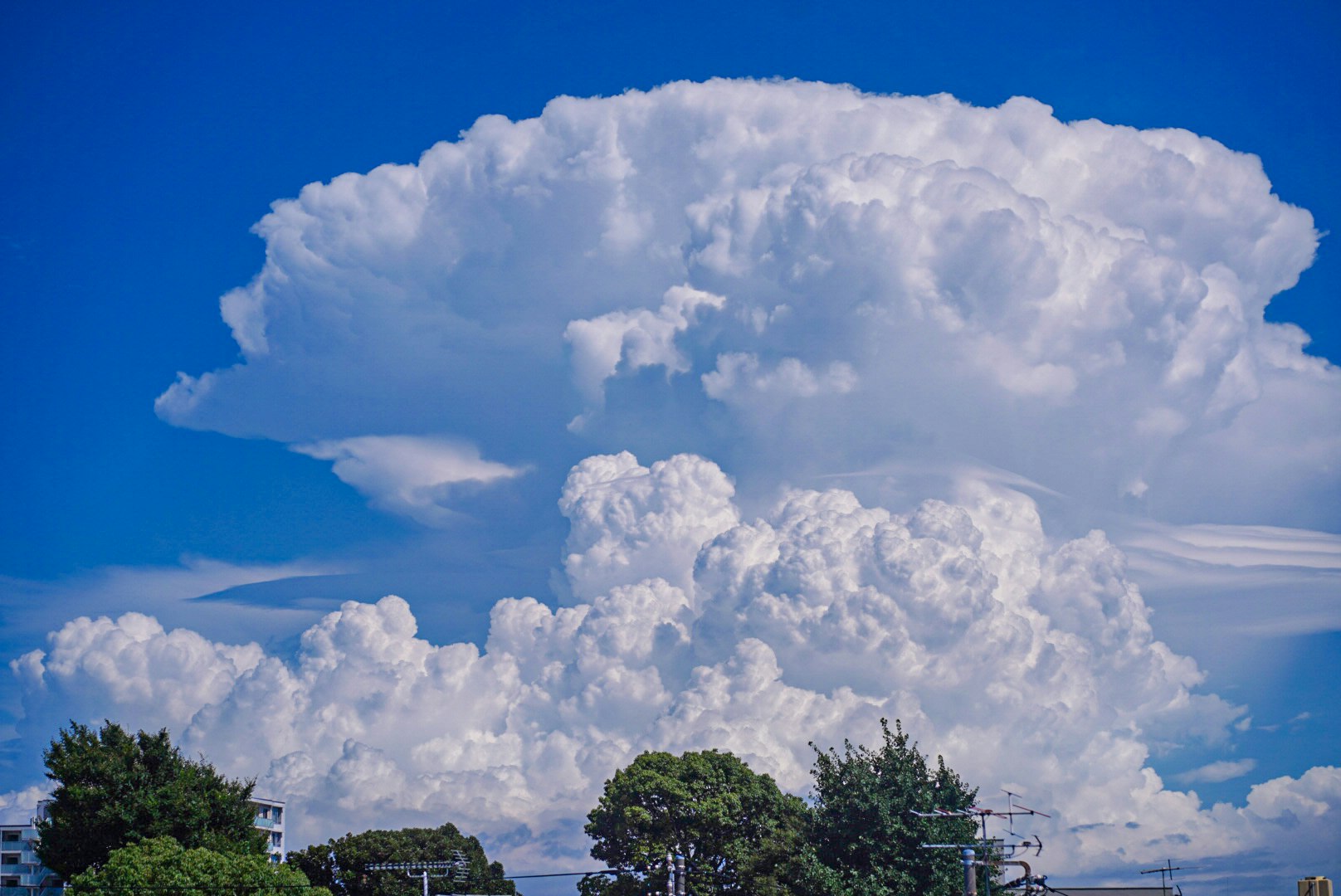 grande ammasso di nuvole cumulonimbus su cielo blu