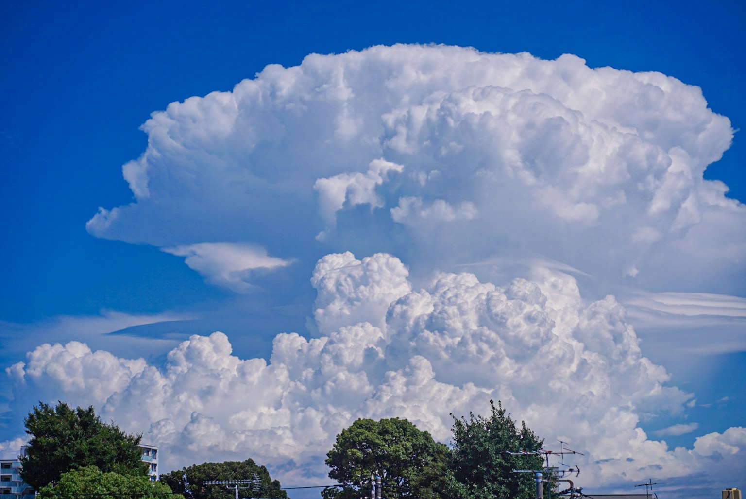 Una bella scena di nuvole cumulonimbus bianche contro un cielo blu