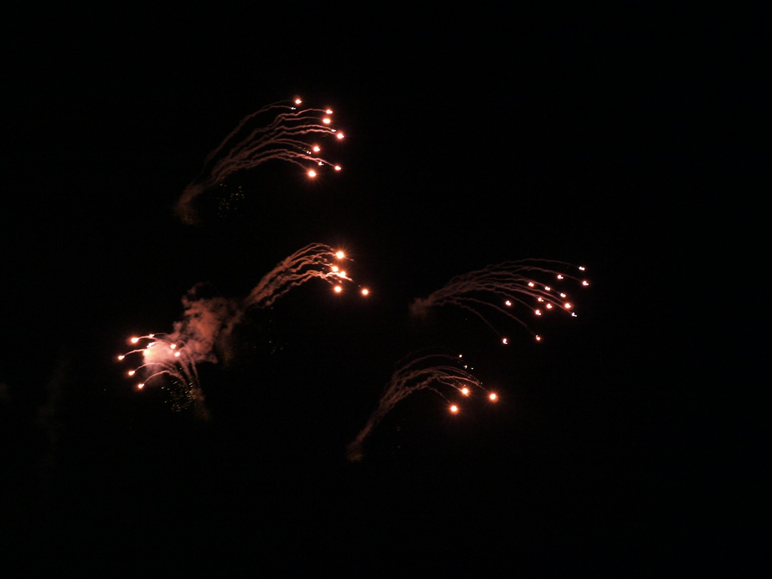 Tracce di fuochi d'artificio che illuminano il cielo notturno