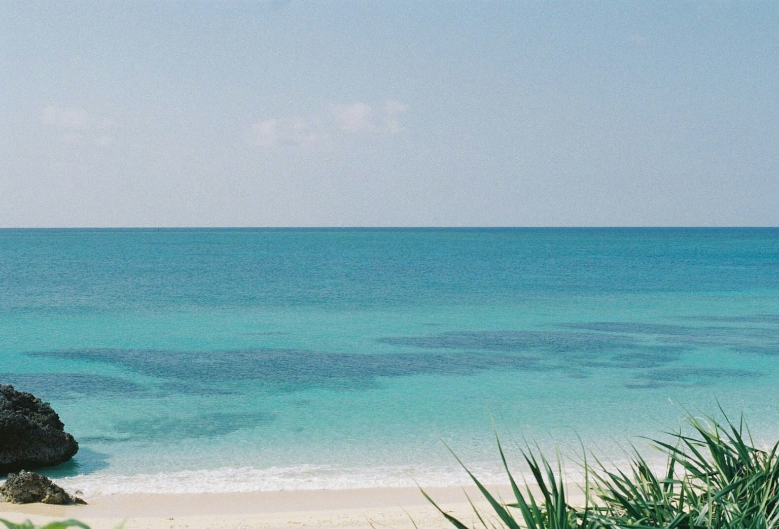 Vue panoramique d'un océan bleu et d'une plage de sable blanc