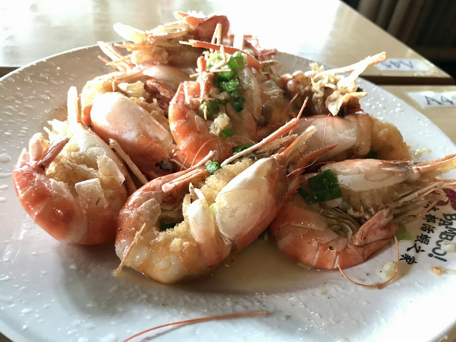 Assiette de crevettes avec des crevettes fraîches garnies de légumes aromatiques