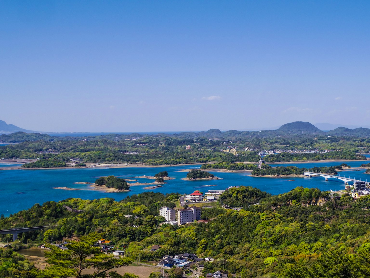 Vue panoramique de la mer bleue et des collines vertes