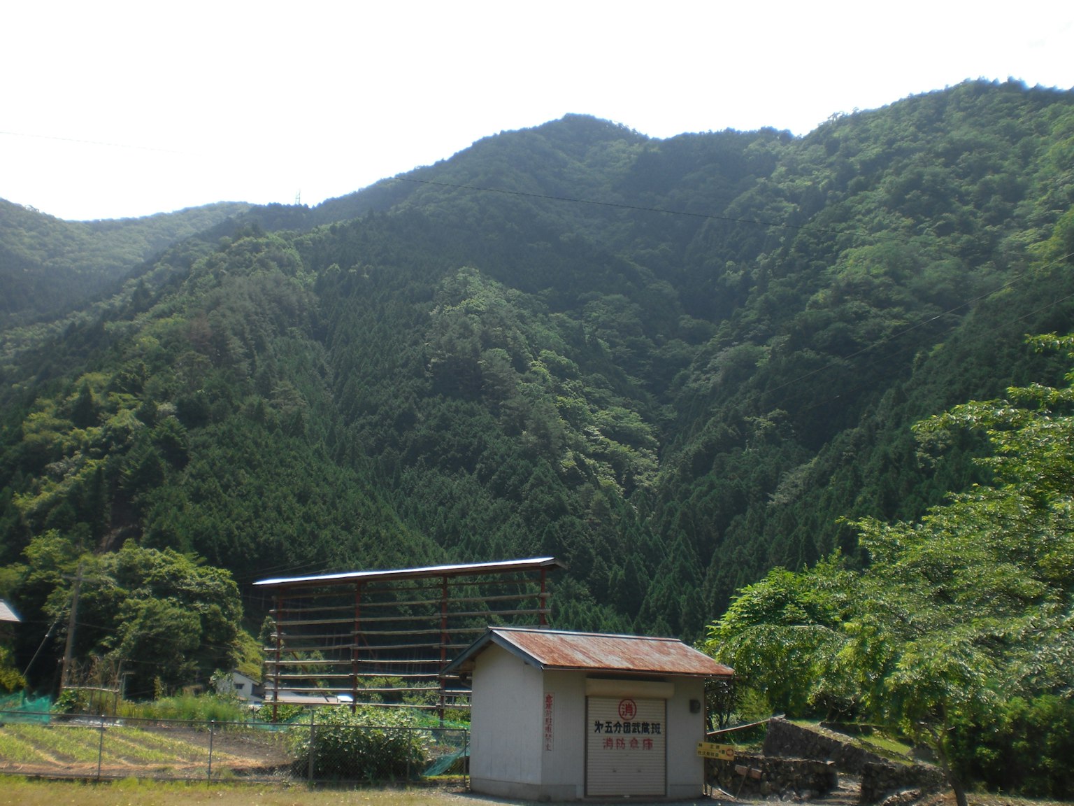 绿色山脉与小棚屋的风景