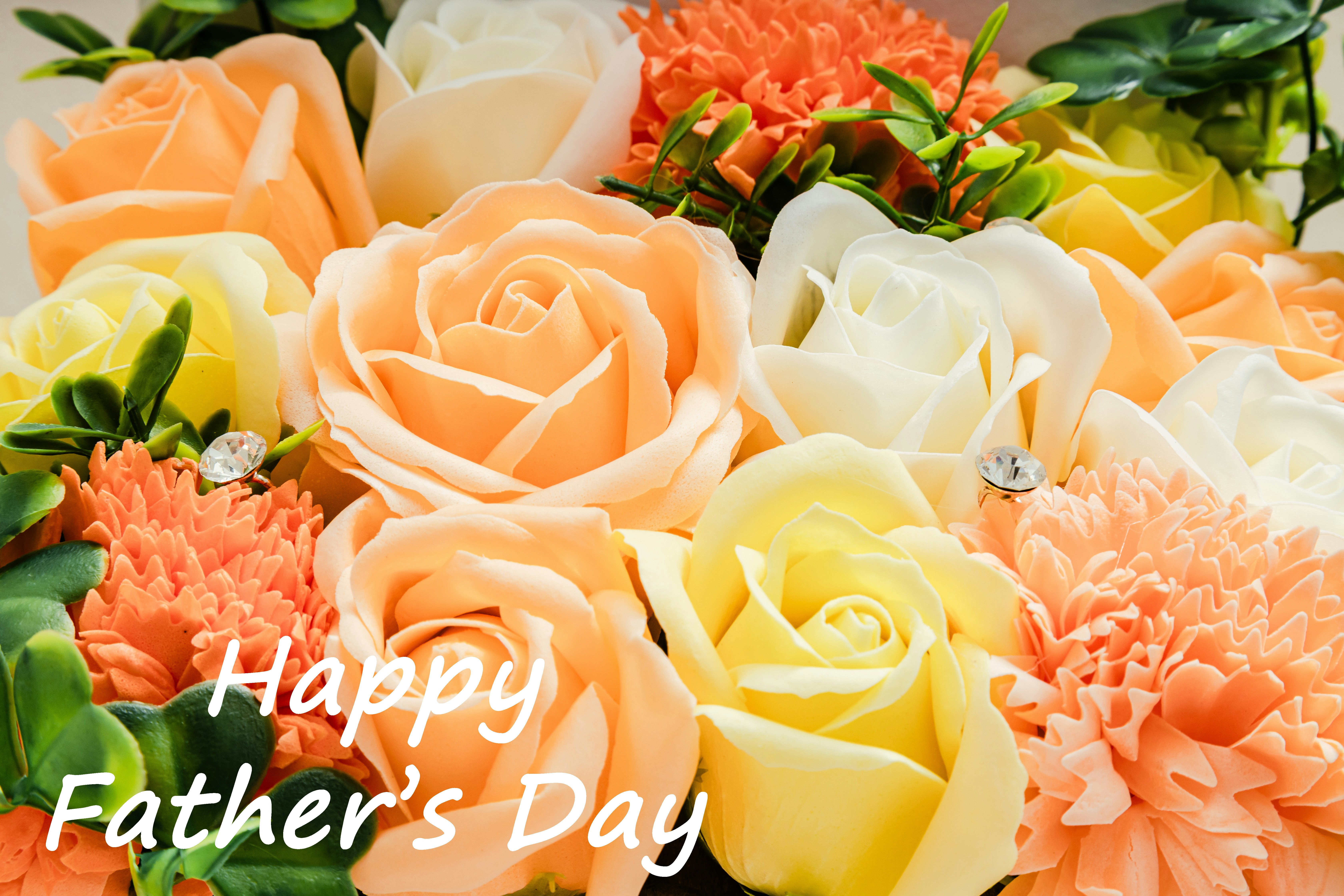 色とりどりのバラの花束と「Happy Father’s Day」文字のカード