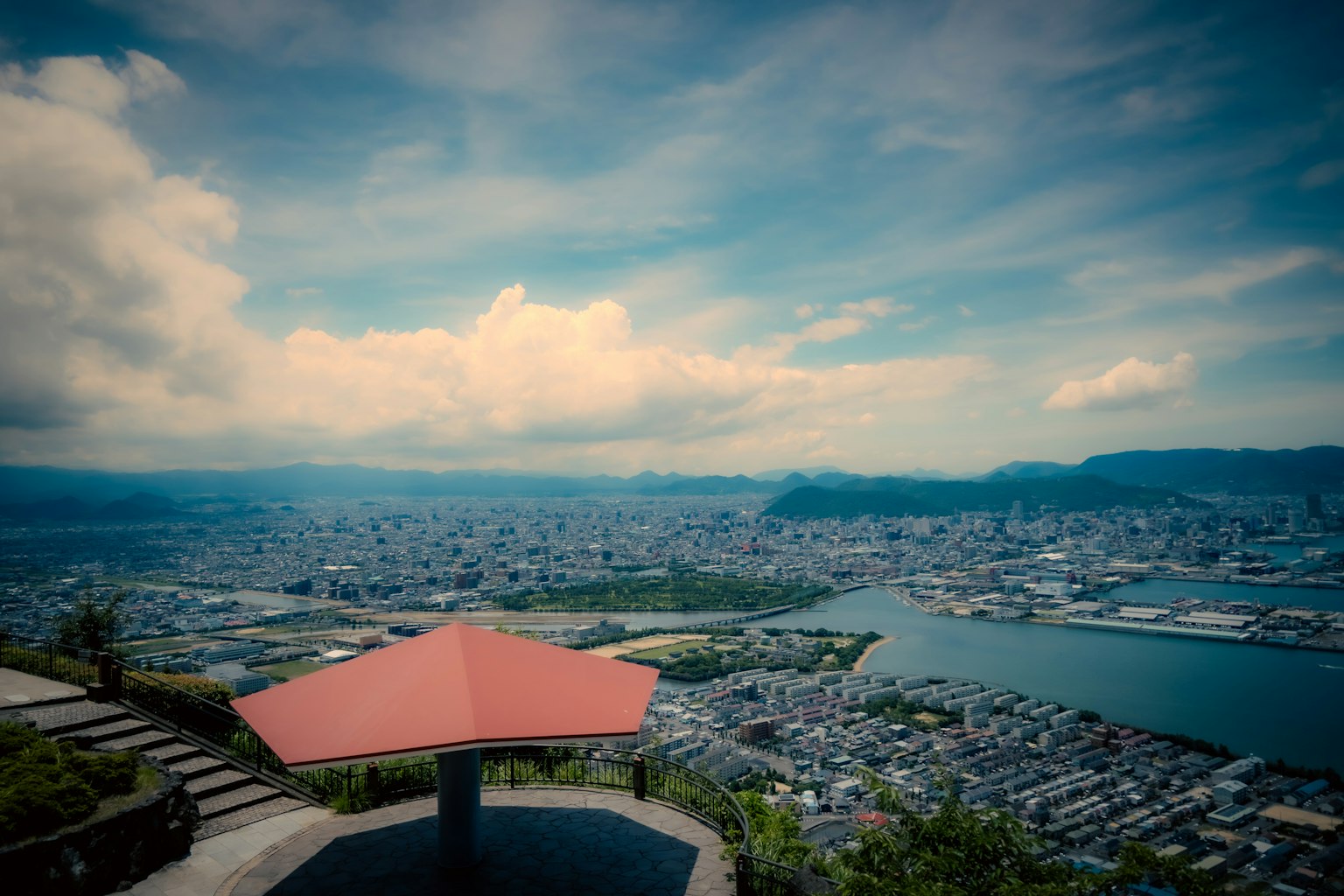 Vista escénica desde una montaña con un banco de techo rojo
