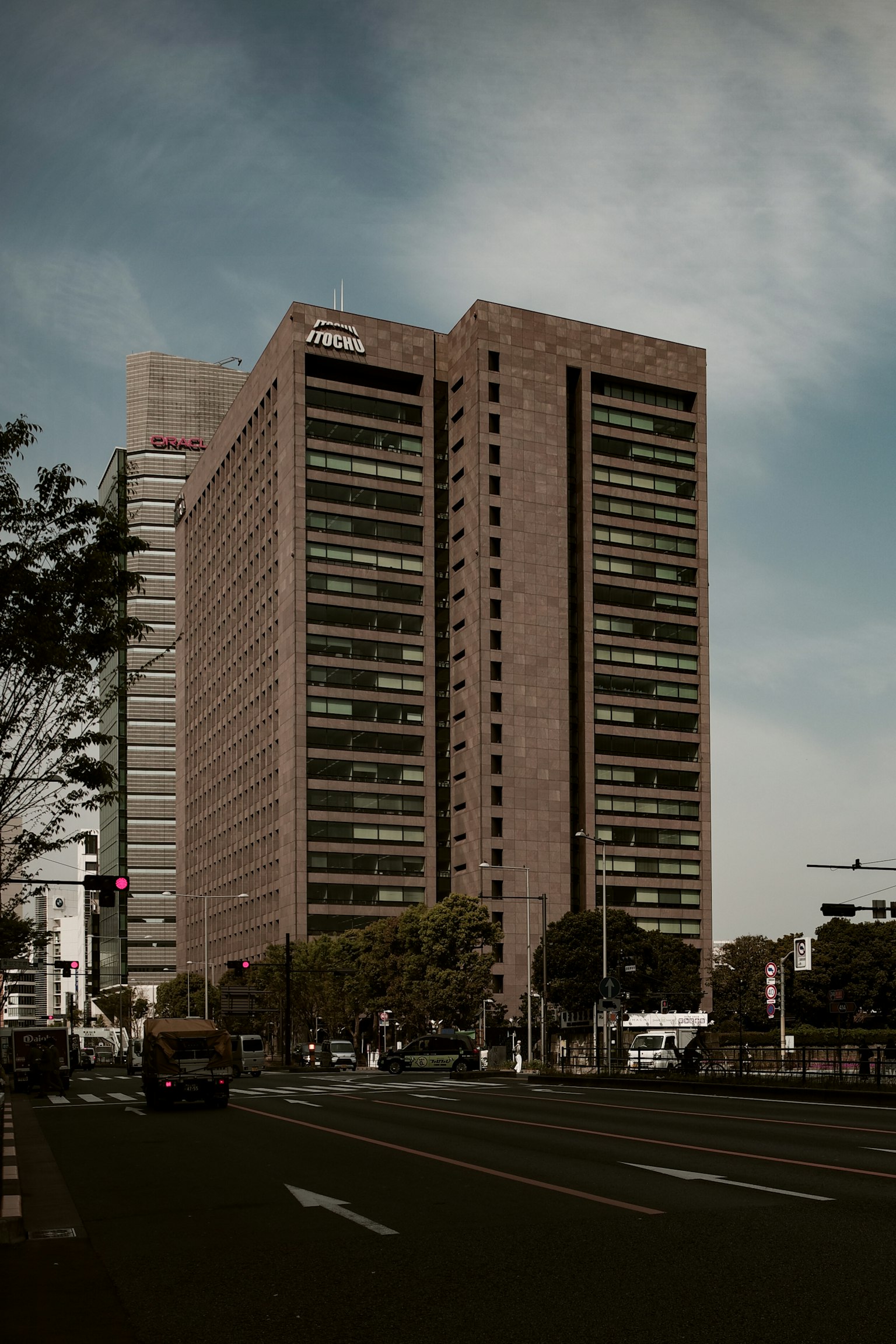 Paysage urbain avec un immeuble de grande hauteur