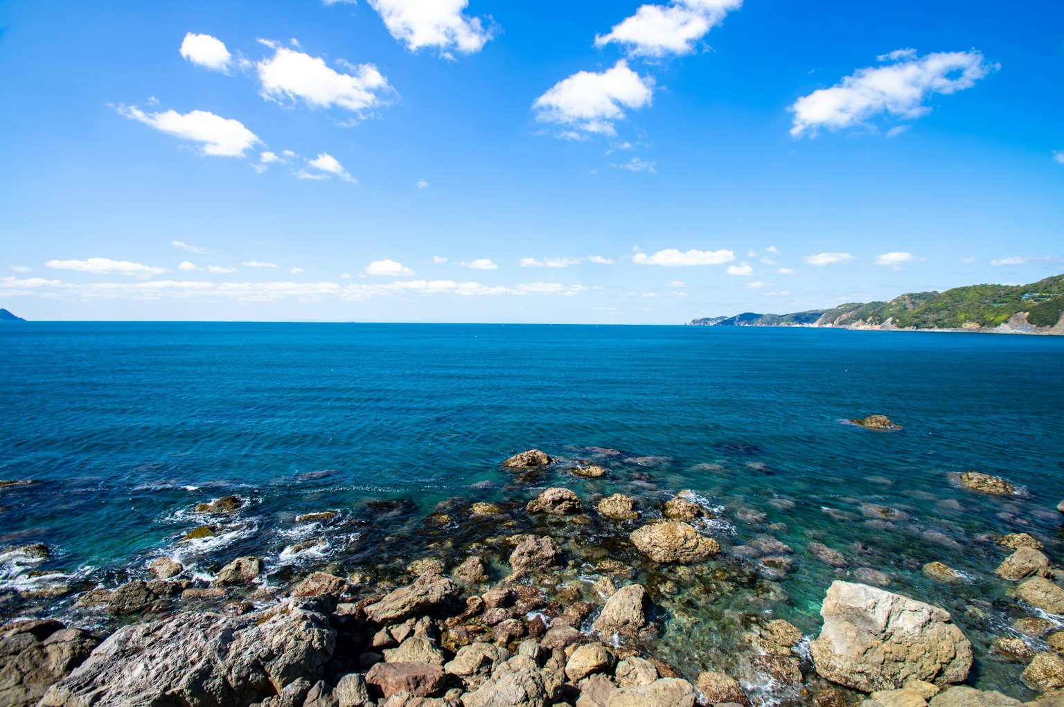 蓝色海洋和岩石海岸的风景