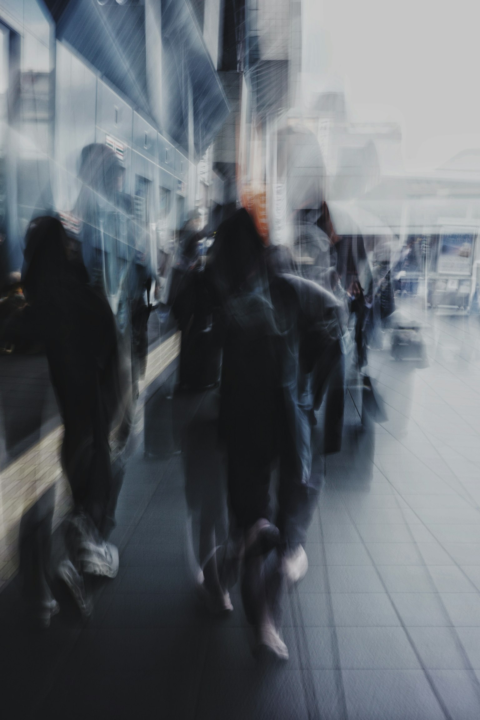 模糊的城市场景,有人走动