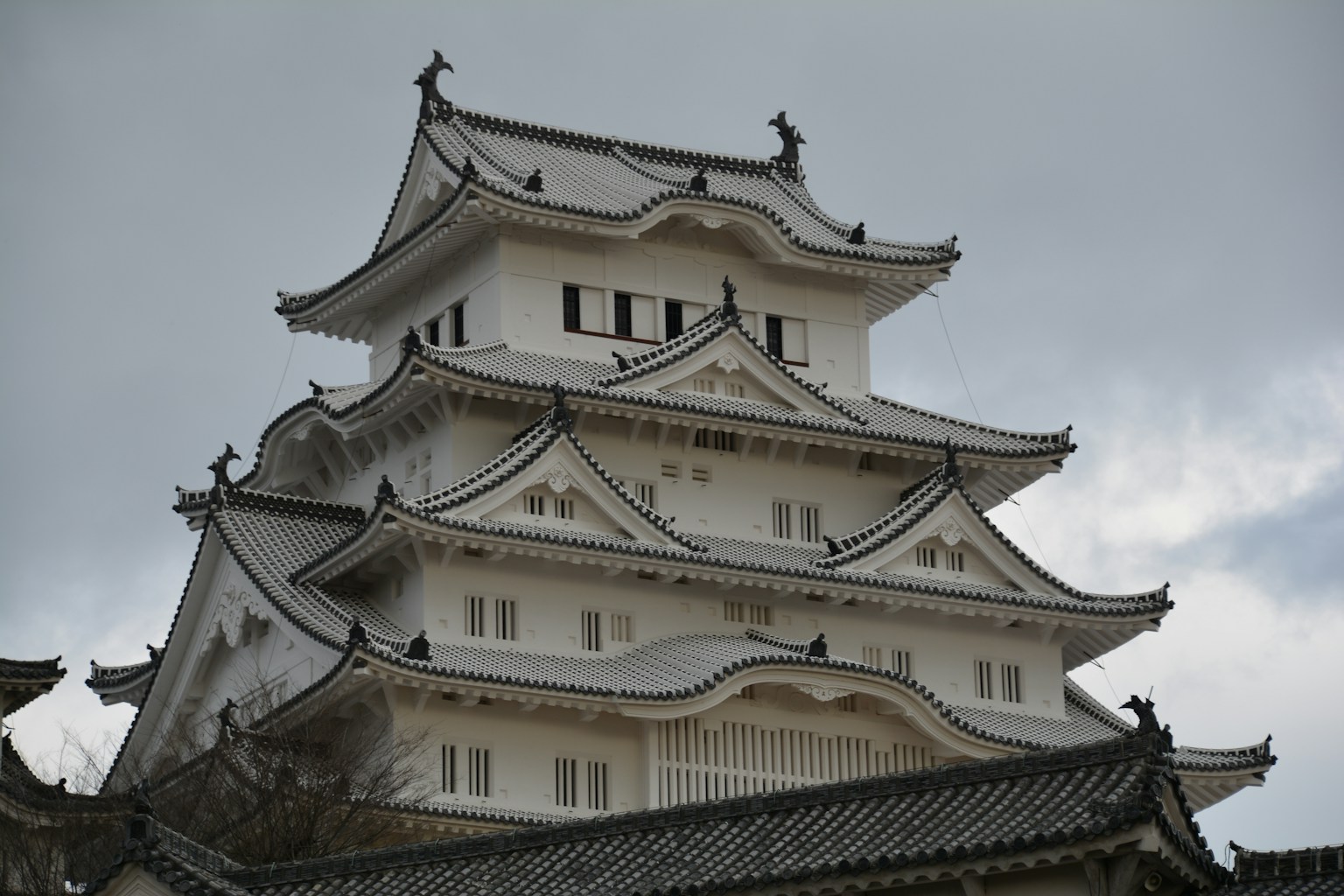 姬路城的优雅白色屋顶和传统建筑风格