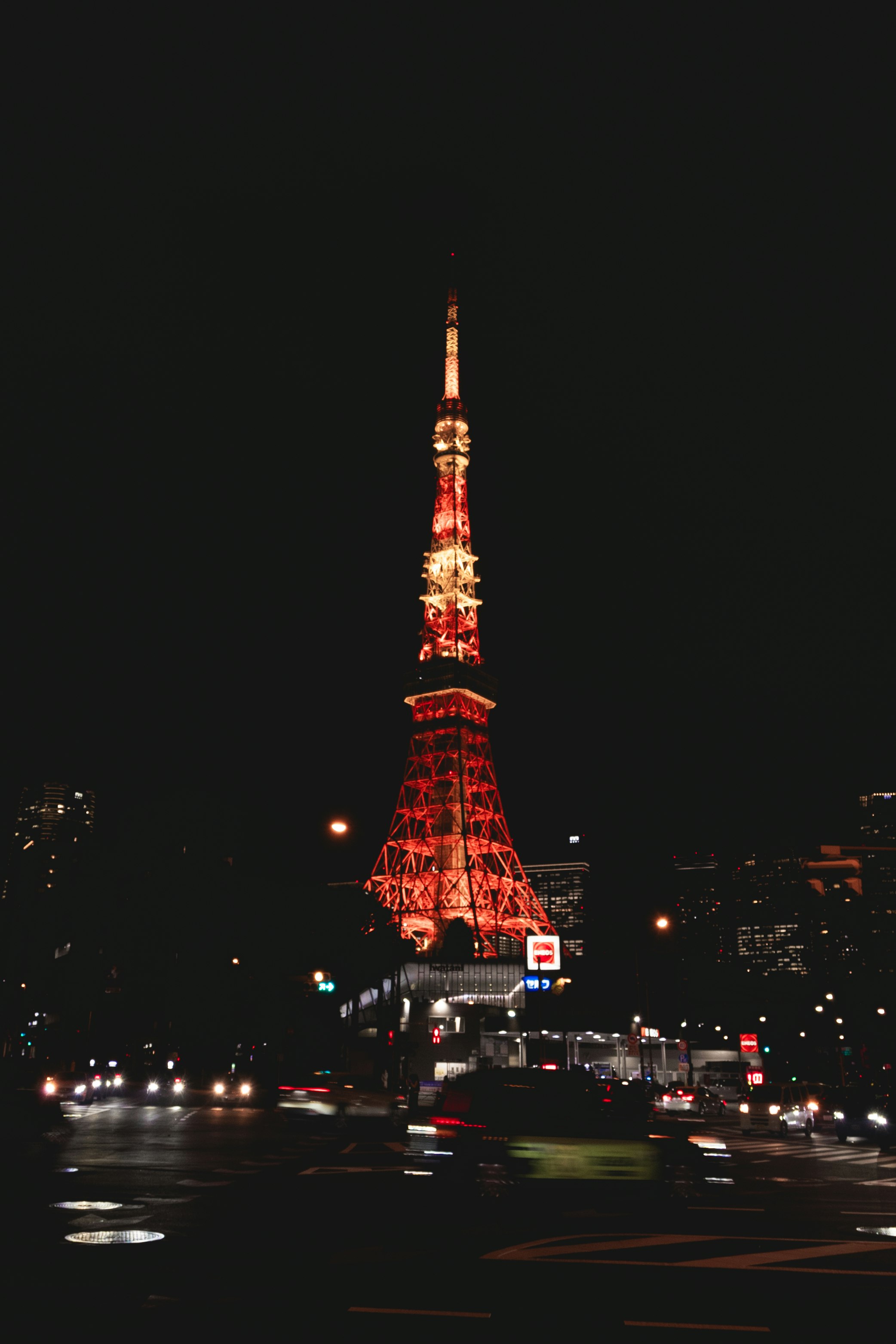 夜の東京タワーと川沿いの街並み