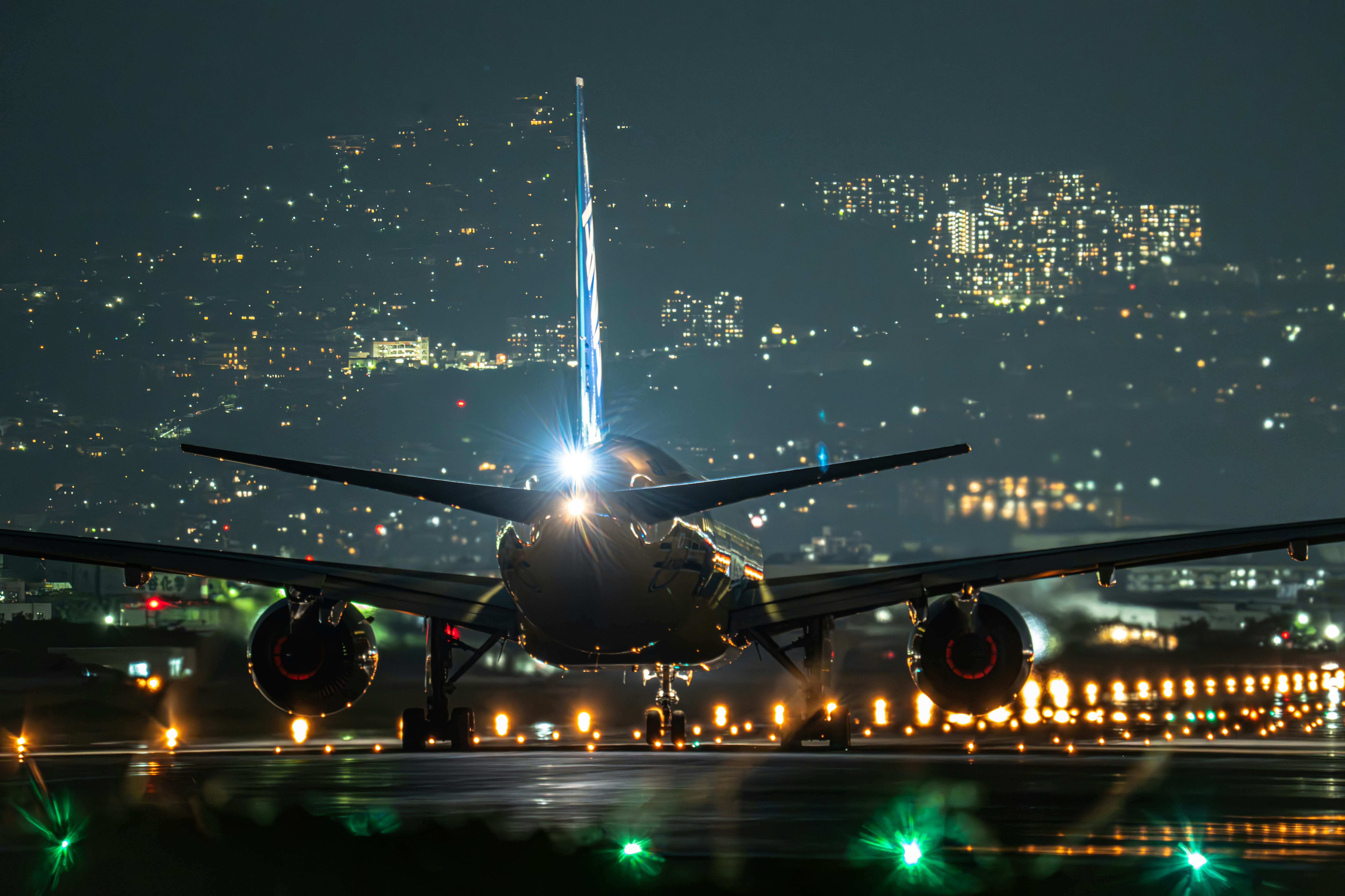 夜間跑道上機燈照亮的客機正面