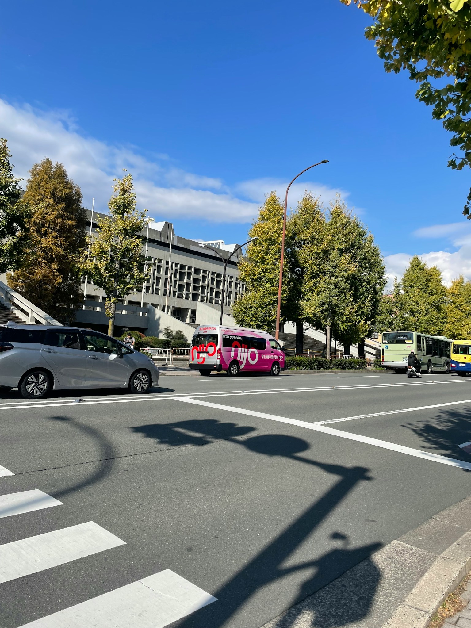 Intersection de la ville avec des arbres verts et des véhicules