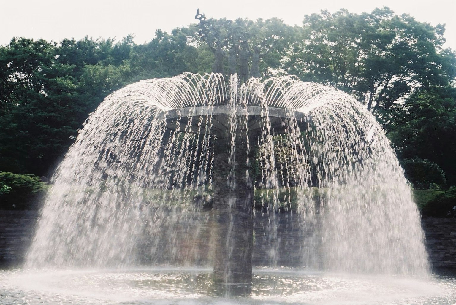 Brunnen in einem Park, der Wasser spritzt