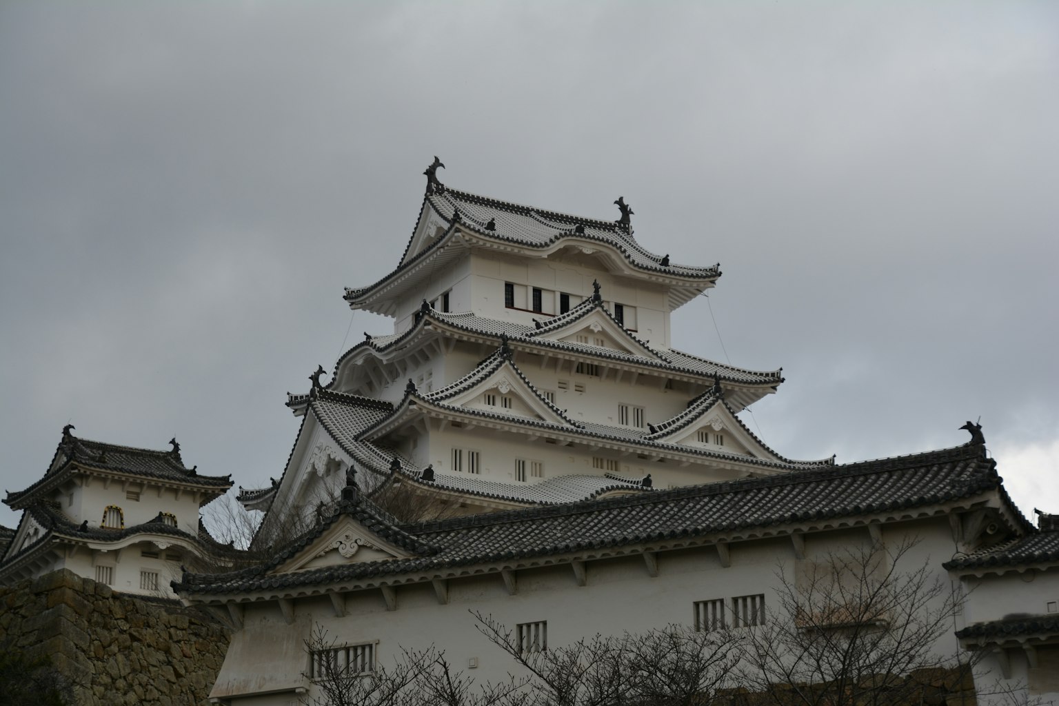 Schöne Struktur des Himeji-Schlosses unter einem grauen Himmel