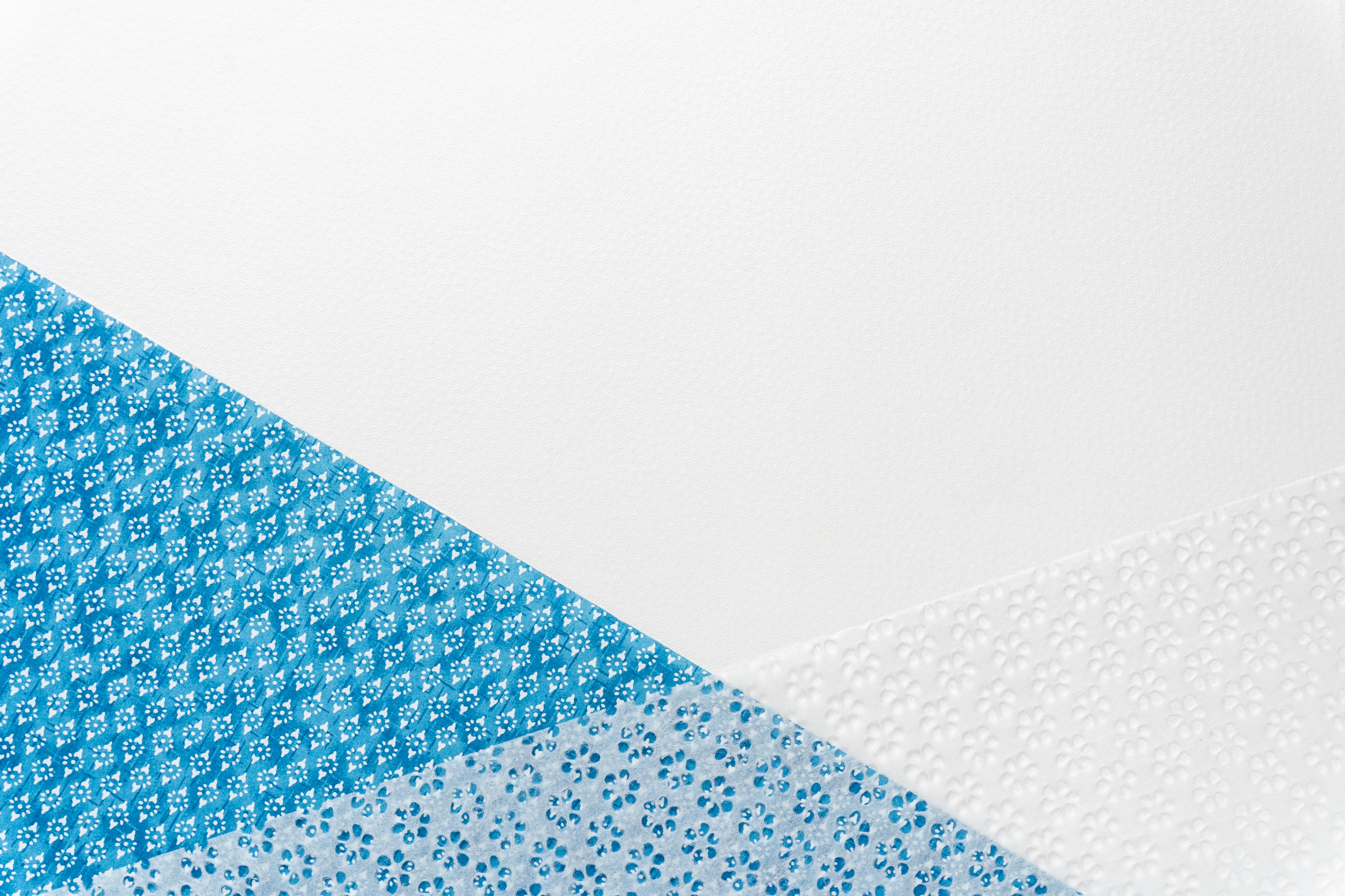 sovrapposizione di tessuto bianco e tessuto blu a motivi