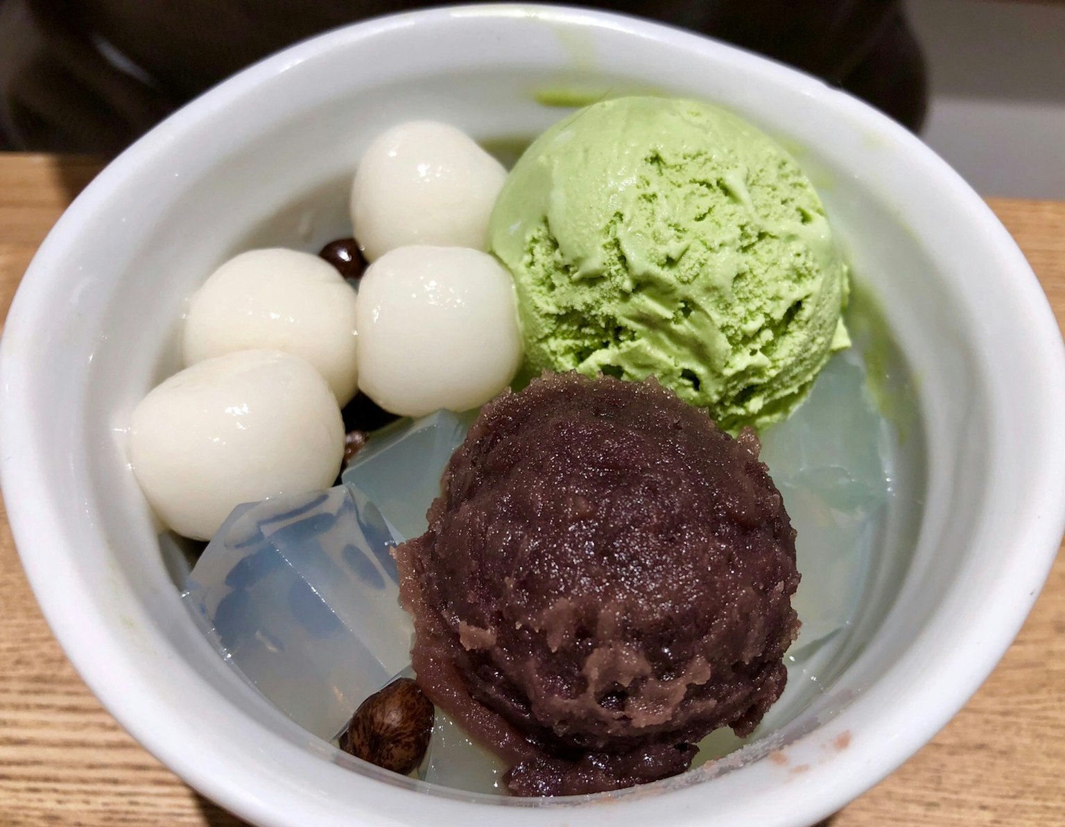 모찌, 말차 아이스크림, 팥소가 있는 디저트 볼