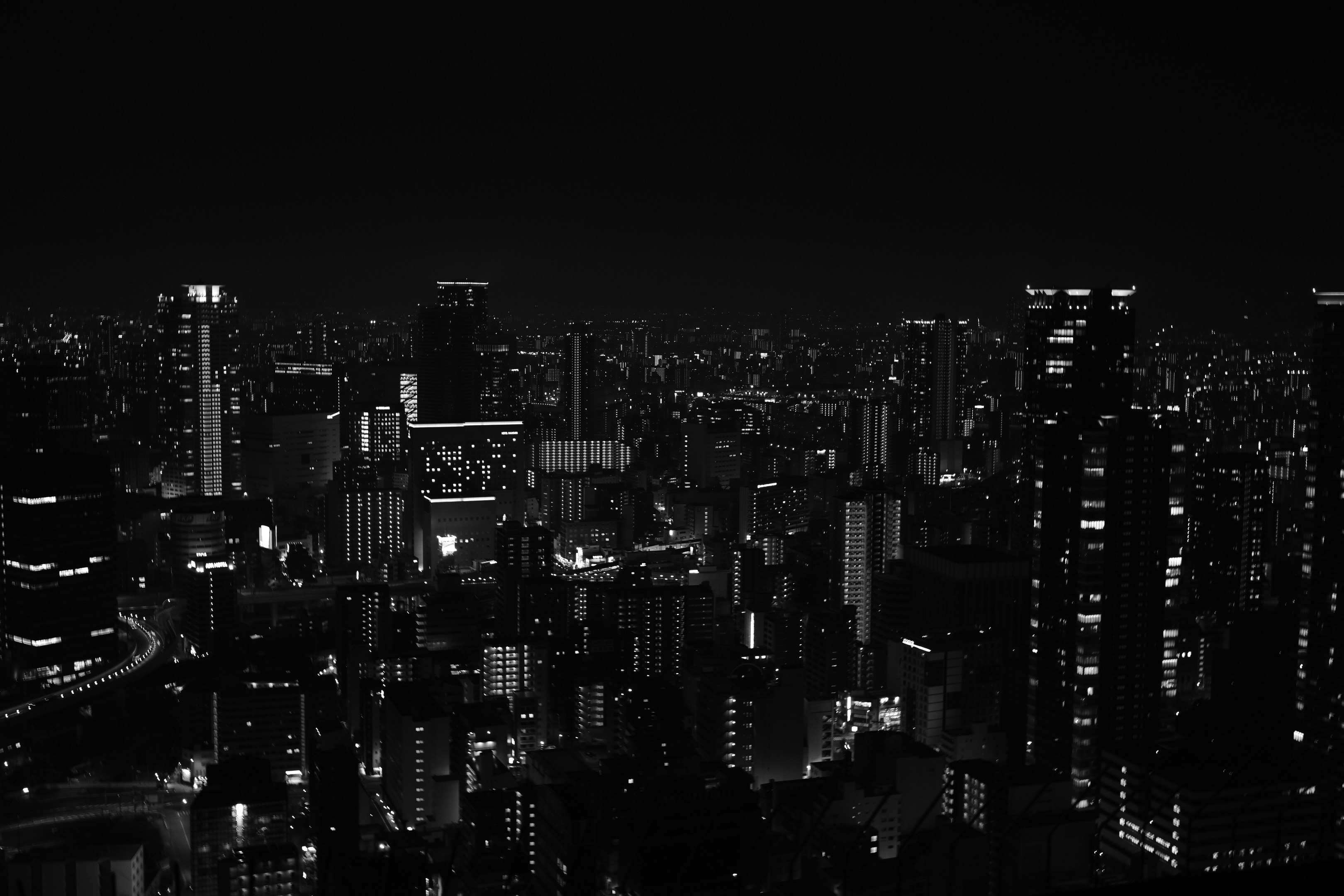 夜の高層ビル群が広がる都市の夜景
