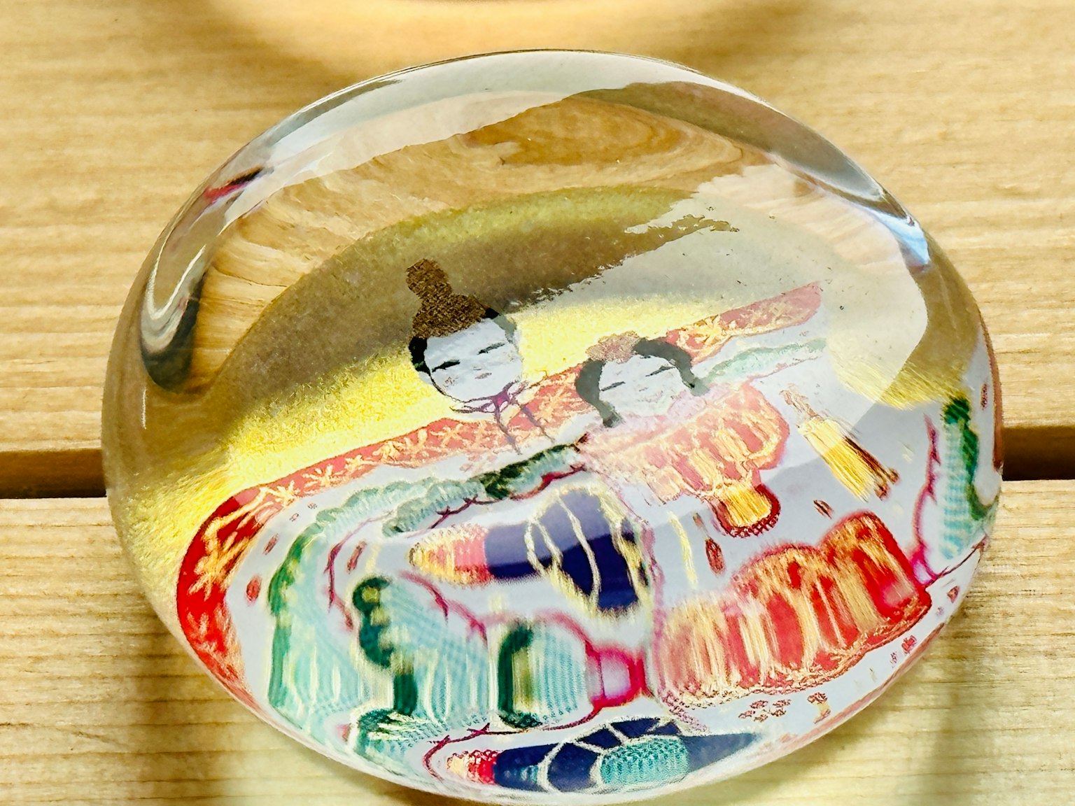 透明圆形物体上绘有两个人物的传统日本设计