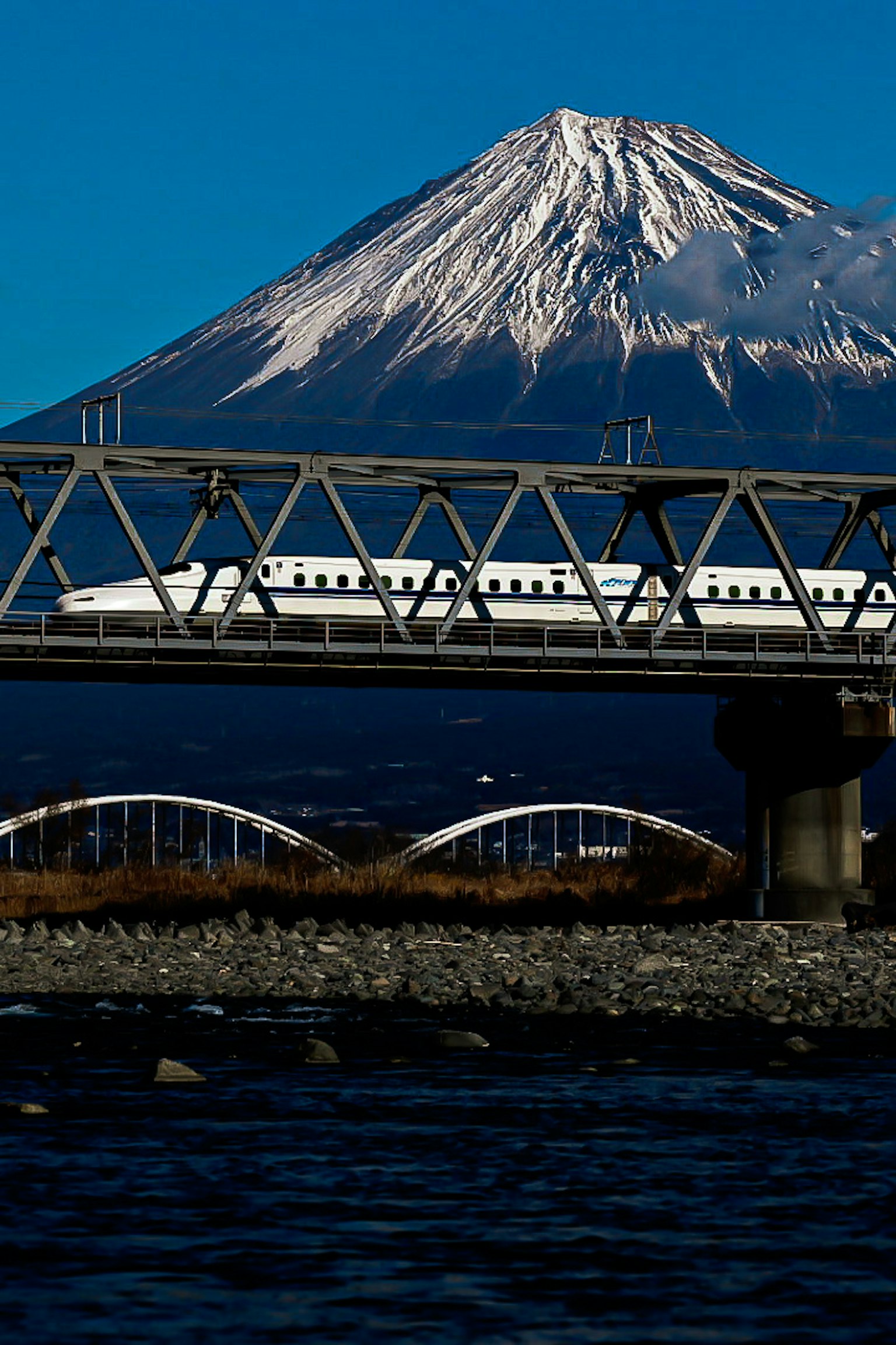 Gunung Fuji bersalju dengan kereta melintasi jembatan