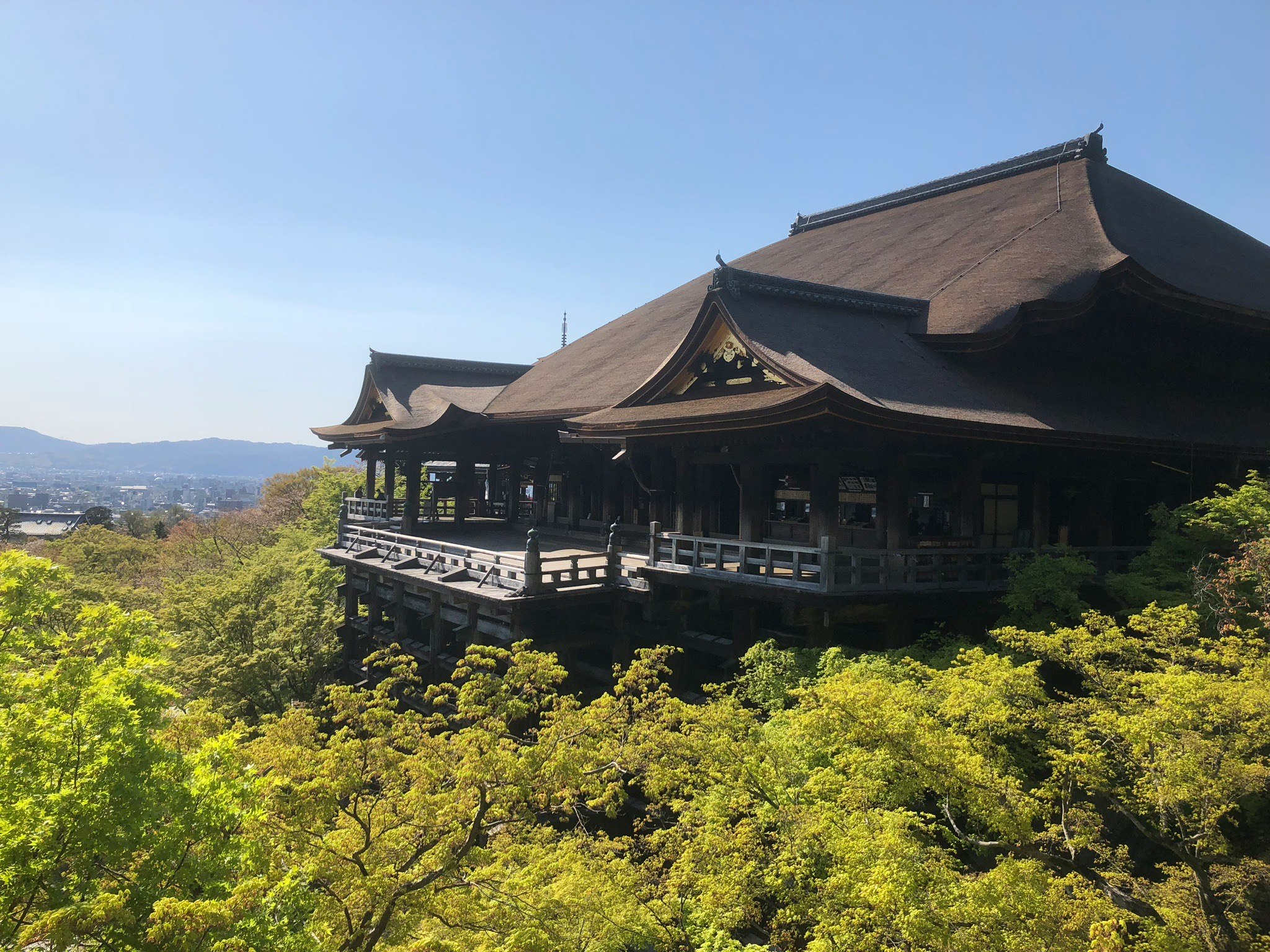 清水寺の舞台と山並みを望む景観