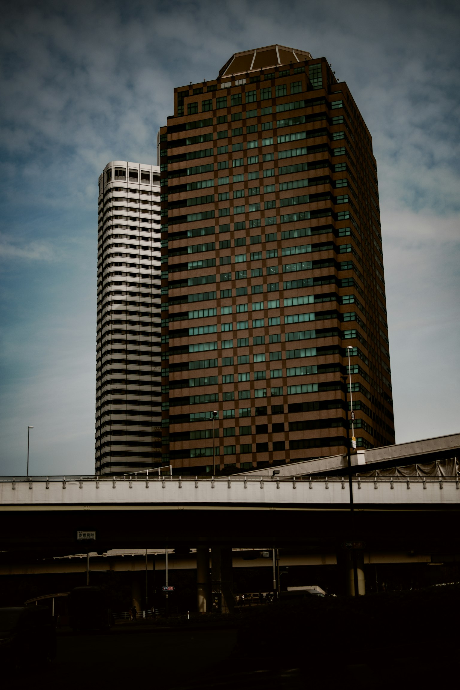 城市天际线 featuring 高层建筑设计和颜色多样