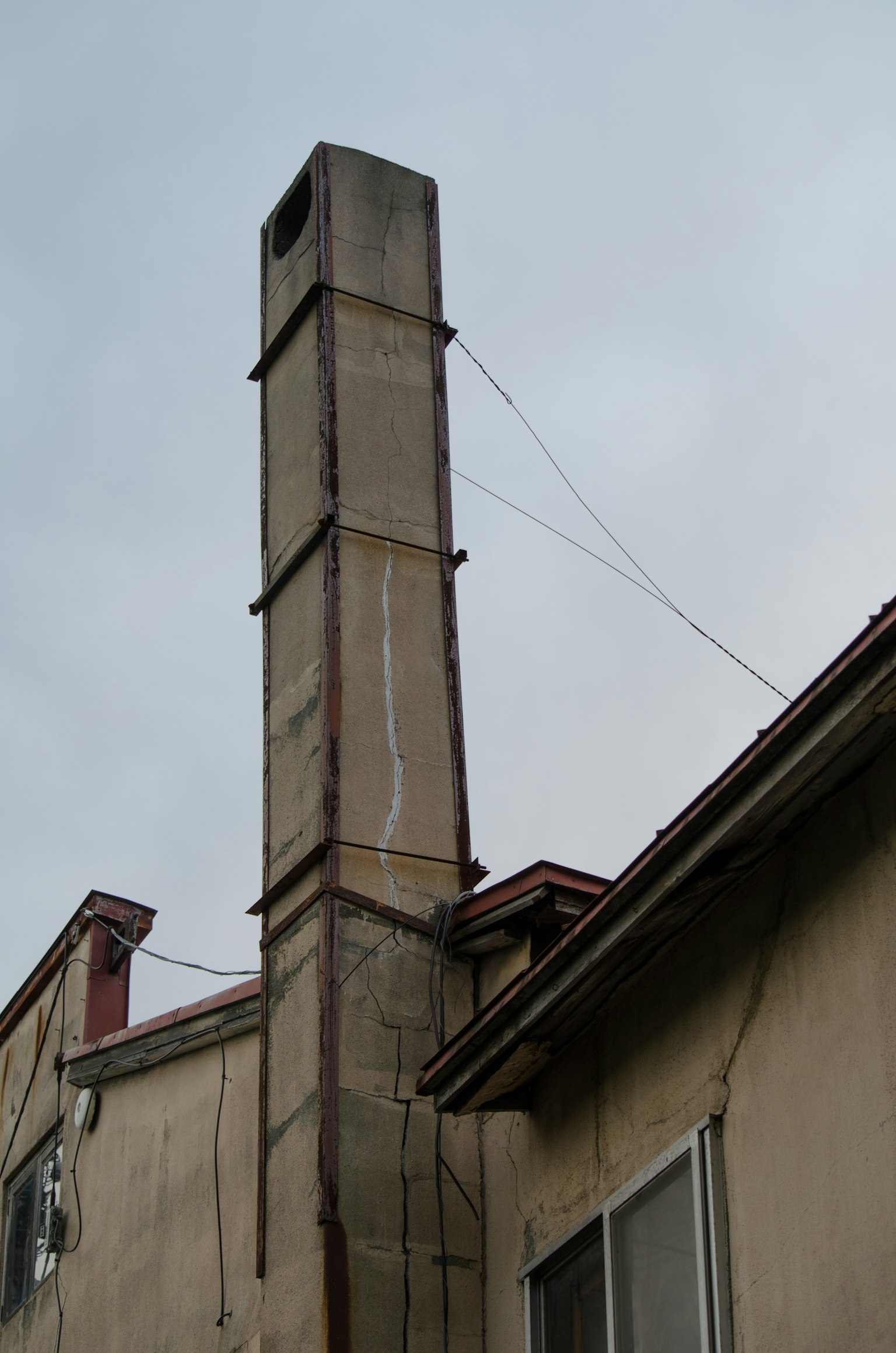 Caminetto con esterno di edificio in cielo nuvoloso