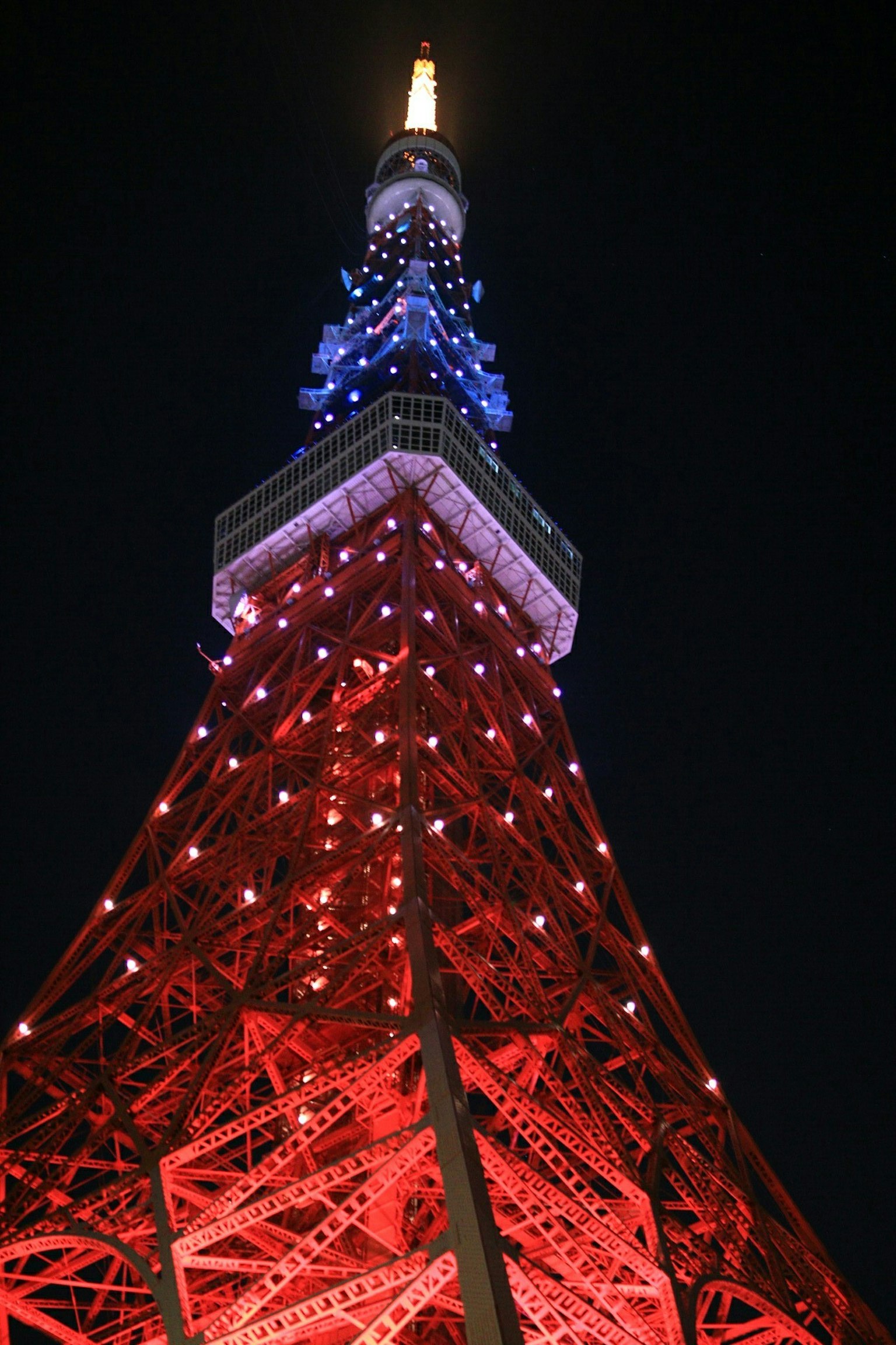 Torre de Tokio de noche iluminada en rojo y azul