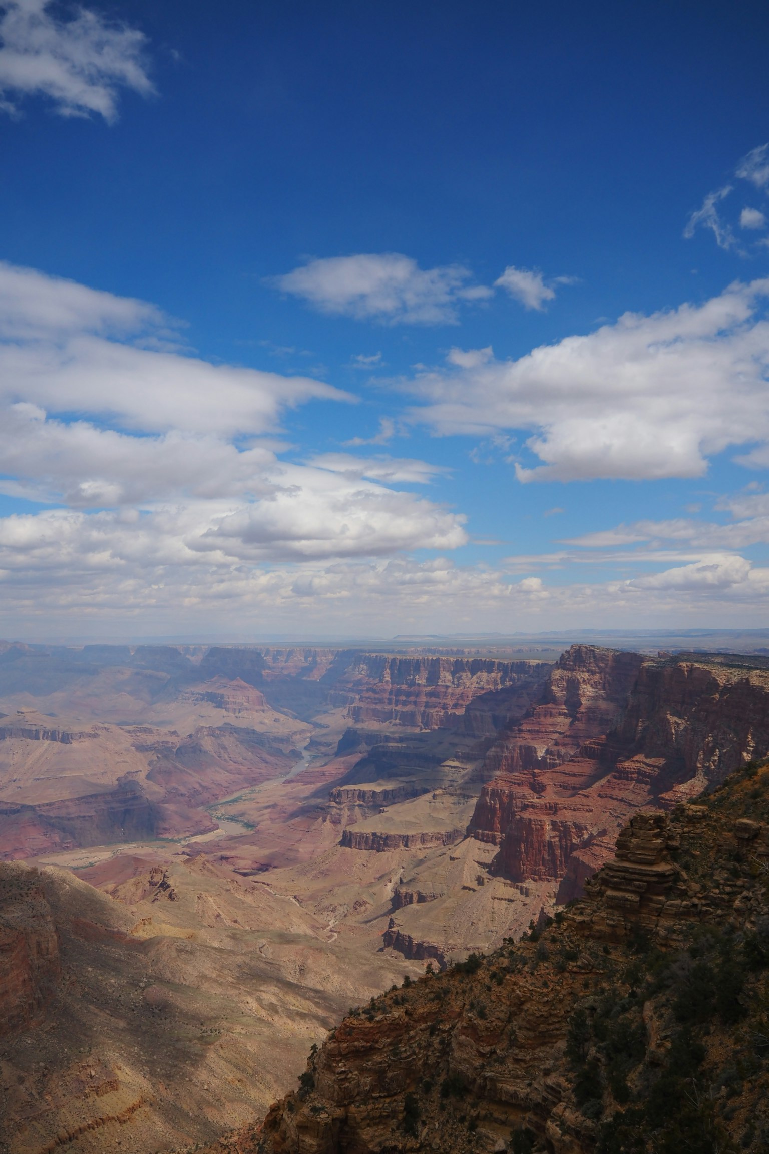Cảnh quan hùng vĩ của Grand Canyon với bầu trời xanh và mây trắng