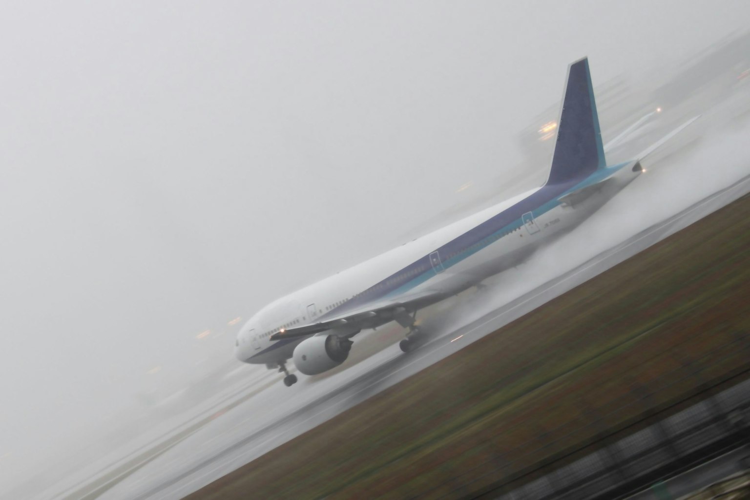Avion roulant sur la piste dans des conditions brumeuses