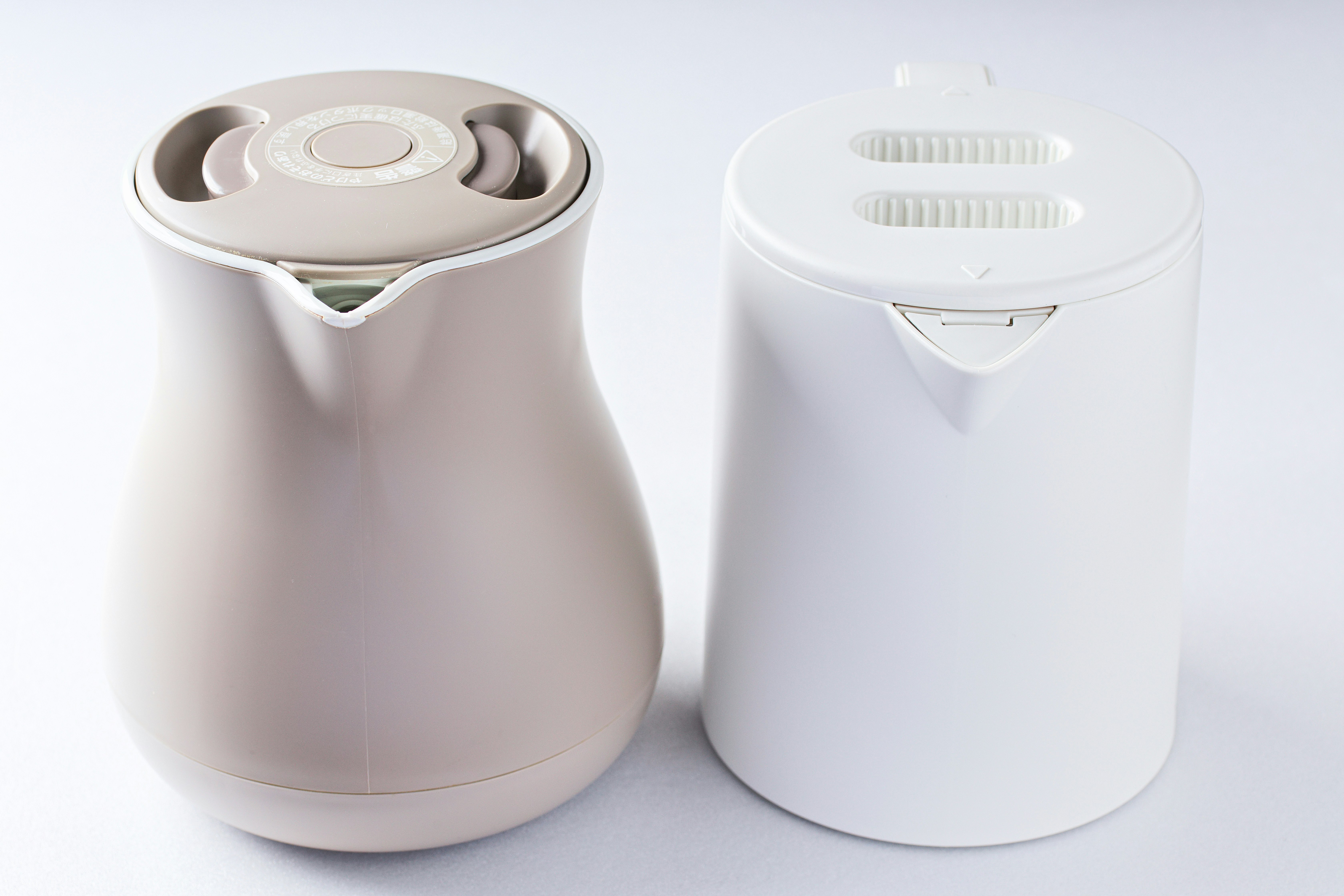 兩個電熱水壺並排擺放的廚房家電靜物