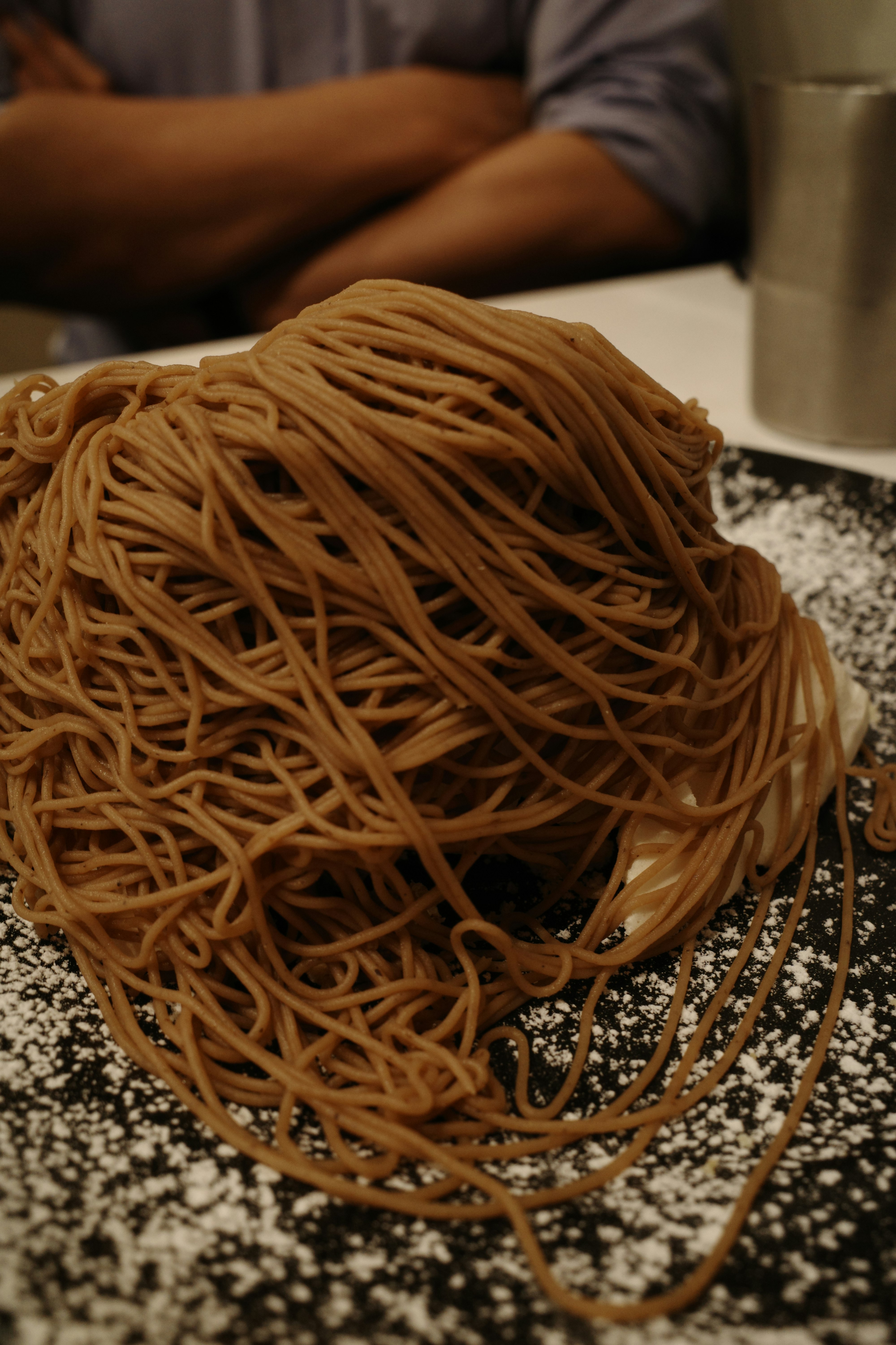粉の上に置かれた乾麺の束