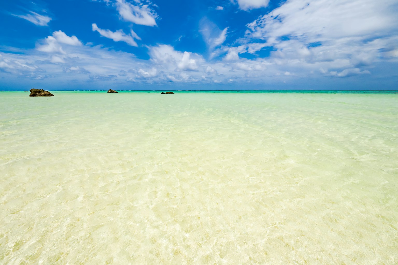 Panoramablick auf einen blauen Himmel und klares Wasser mit Booten in der Ferne