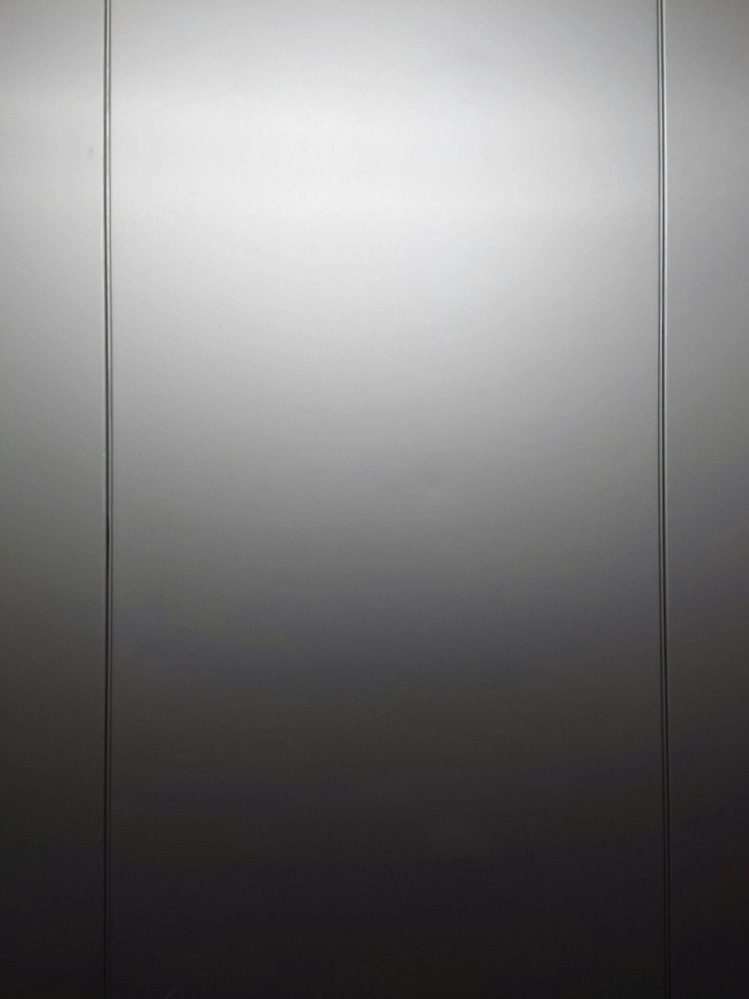 Glatte Metalloberfläche der Aufzugwand mit reflektierender Oberfläche