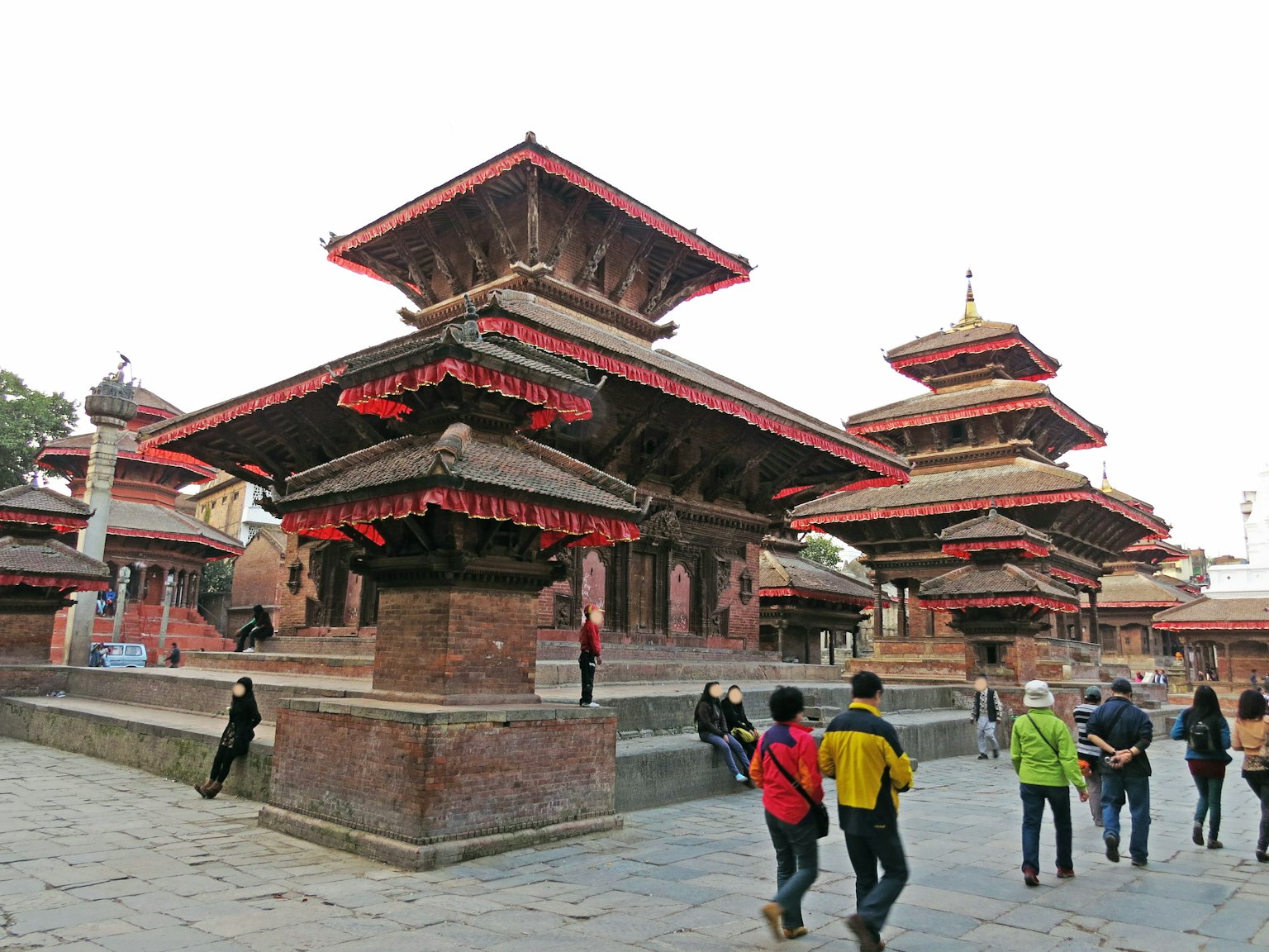 Complexe de temples historiques au Népal avec des visiteurs