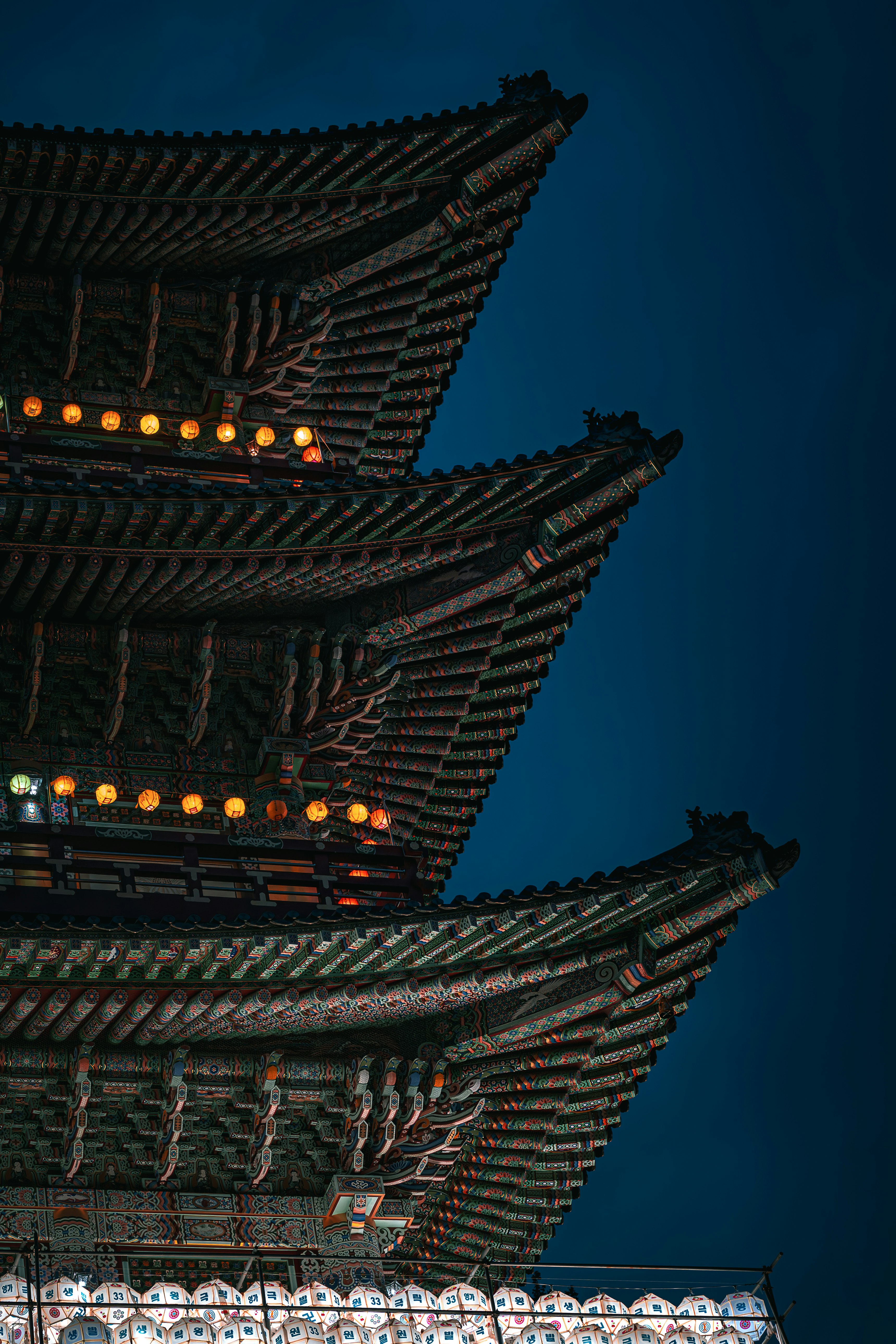 夜の韓国伝統建築の屋根と軒先の灯り